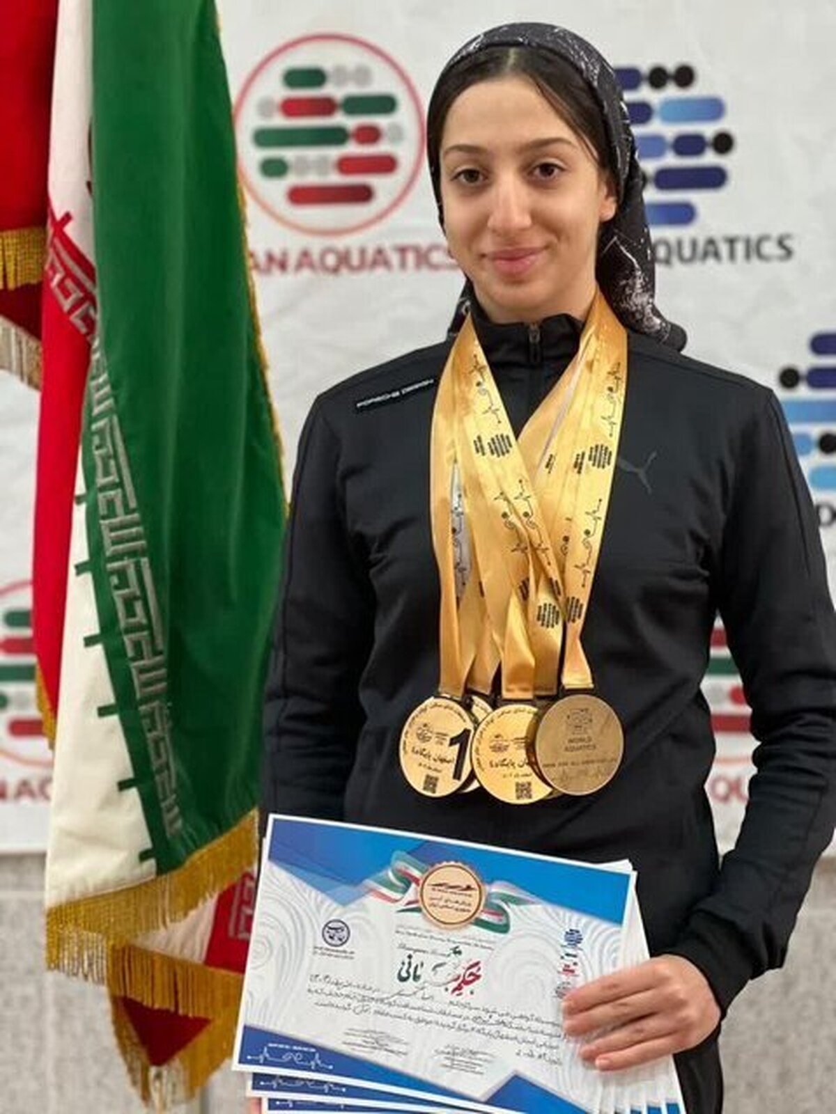 السا اکبری با حضور در مسابقات شنای مسافت کوتاه جام حجاب پنج مدال طلا و یک مدال نقره‌ را از آن خود کرد و همچنین توانست چهار رکورد کشوری را بهبود و به نام خود ثبت کند.