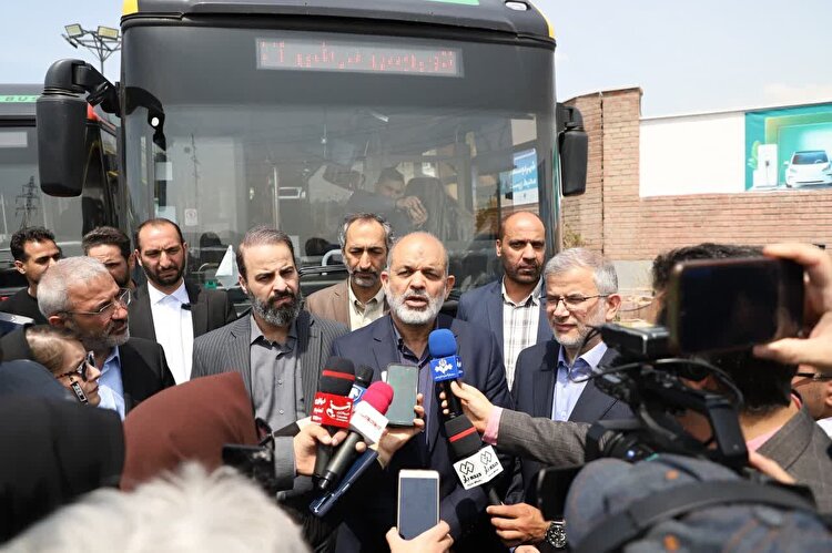 ببینید | آئین بهره برداری از ۴۰ دستگاه اتوبوس برقی در کلانشهر کرج با حضور وزیر کشور