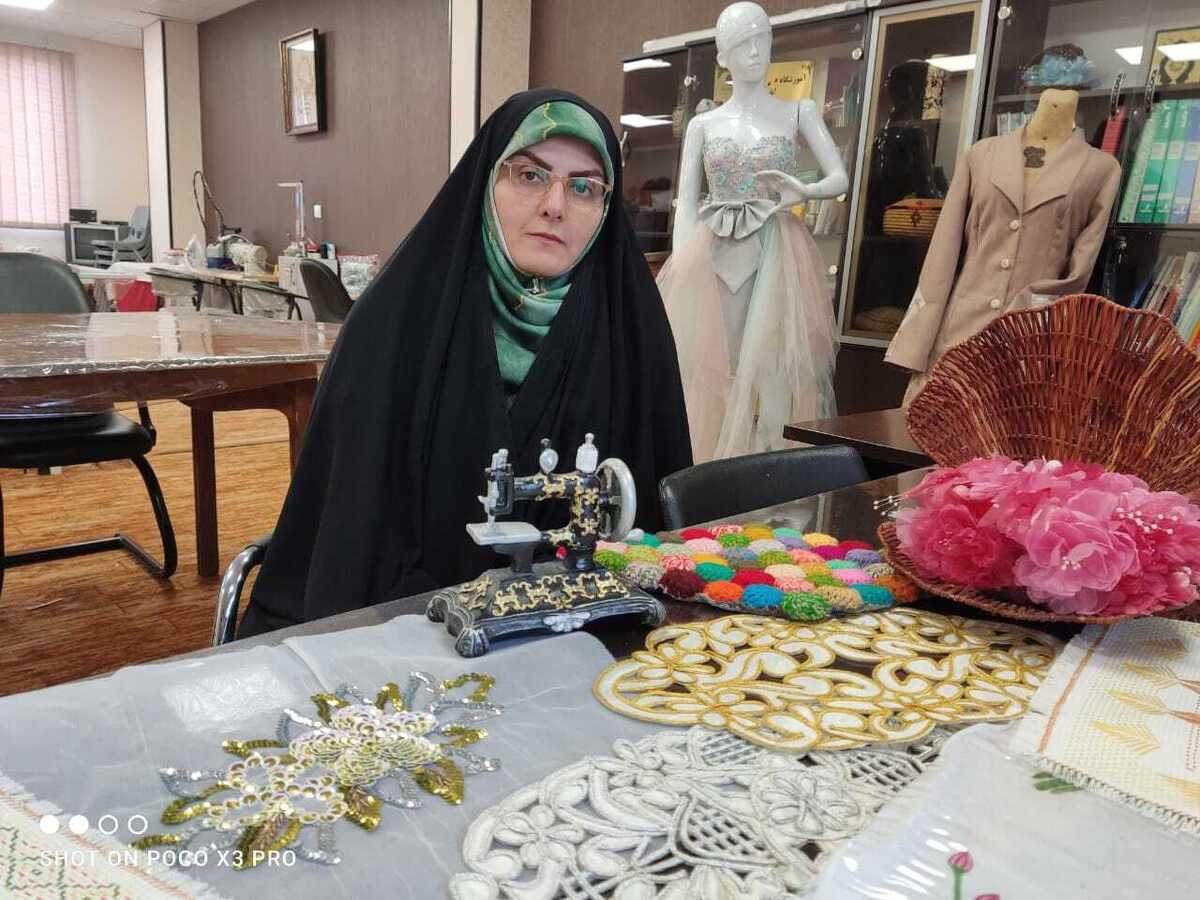 هنر کار دست و تزیین لباس، پارچه ها و رواندازها با استفاده از مهره ها و سنگها یکی از اصیل ترین و قدیمی ترین هنرهای ایرانی است که تبلور ذوق و نوآوری در تمدن ایرانی است و با ساده ترین روشها میتوان بهترین نتایج را خلق کرد.