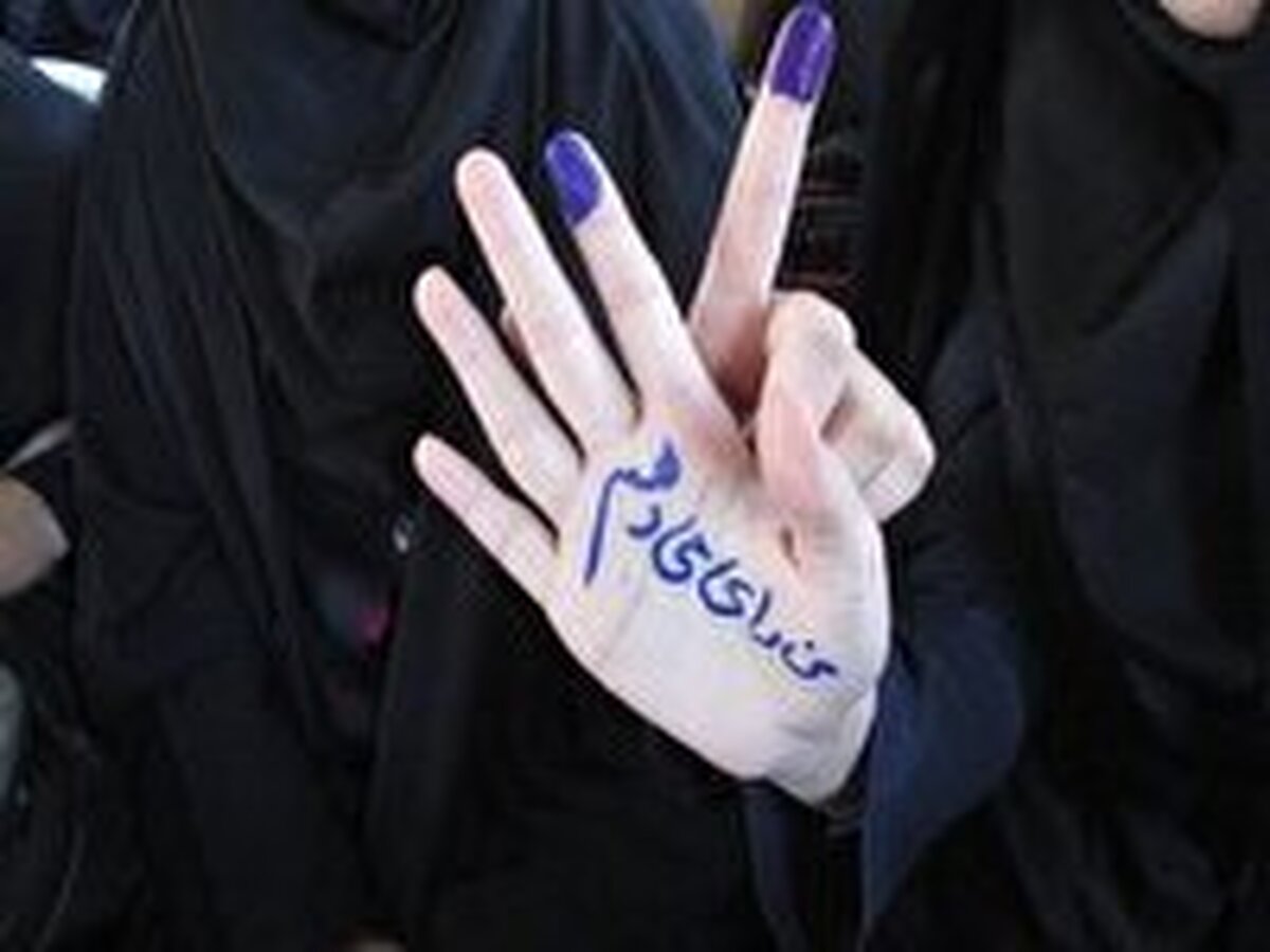 جشن تکلیف سیاسی رای اولی ها در مصلی نماز جمعه کرج با حضور دختران رای اولی برگزار شد.