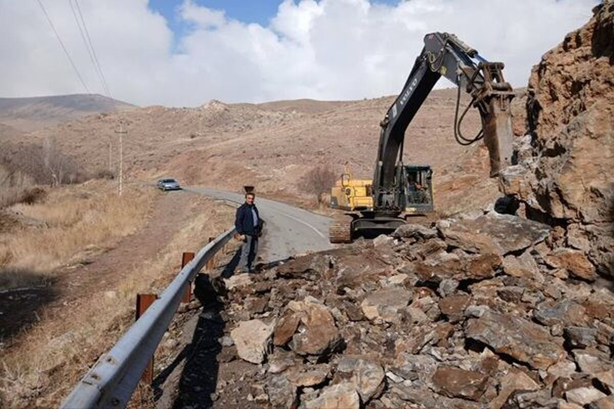 رئیس اداره راهداری و حمل‌ونقل جاده‌ای ساوجبلاغ از آغاز عملیات ایمن‌سازی در مسیر روستای سیبستان خبر داد و گفت: عملیات اصلاح دو پیچ خطرناک در مسیر روستای سیبستان شهرستان ساوجبلاغ که سال‌ها باعث بروز حوادث تلخ برای اهالی منطقه شده بود، از ۱۲ دی ماه آغاز شده و تا رفع کامل خطر ادامه خواهد داشت.