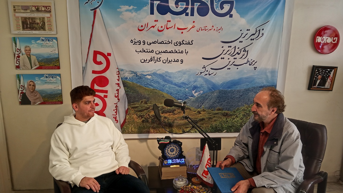 در هیاهوی زندگی مدرن، جایی که آپارتمان‌ها جایگزین کوچه‌های کودکی شده‌اند، اهمیت پرداختن به فعالیت‌های ورزشی به منظور حفظ سلامت جسم و روان بیش از پیش مورد توجه قرار گرفته است. در این میان، مجموعه ورزشی «هایپر اسکیت» به عنوان یکی از مراکز تخصصی آموزش اسکیت در شهر تهران، نقش مهمی را ایفا می‌کند.
ما در این مصاحبه، با مجتبی حاجی‌پور، مدیر و موسس مجموعه هایپر اسکیت، به گفتگو نشسته‌ایم؛ کسی که خود طعم قهرمانی را چشیده و رنج محدودیت‌ها را لمس کرده است. با ما همراه شوید تا در این گفت‌وگو، نه تنها با داستان شکل‌گیری هایپر اسکیت آشنا شویم، بلکه در ژرفای روح یک کارآفرین ورزشی، که با عشق به اسکیت، فرصت‌های جدیدی را برای علاقمندان این رشته ورزشی به ارمغان آورده، غوطه‌ور گردیم.