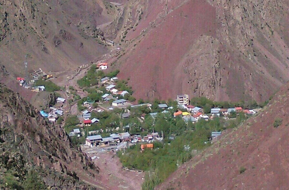 عضو شورای سرخدر مطرح کرد: در نتیجه ساخت آزادراه تمام مسیل‌های موجود در روستا از نخاله انباشته شده و اگر بارندگی سیل آسایی ببارد روستای سرخدر نابود می‌شود.