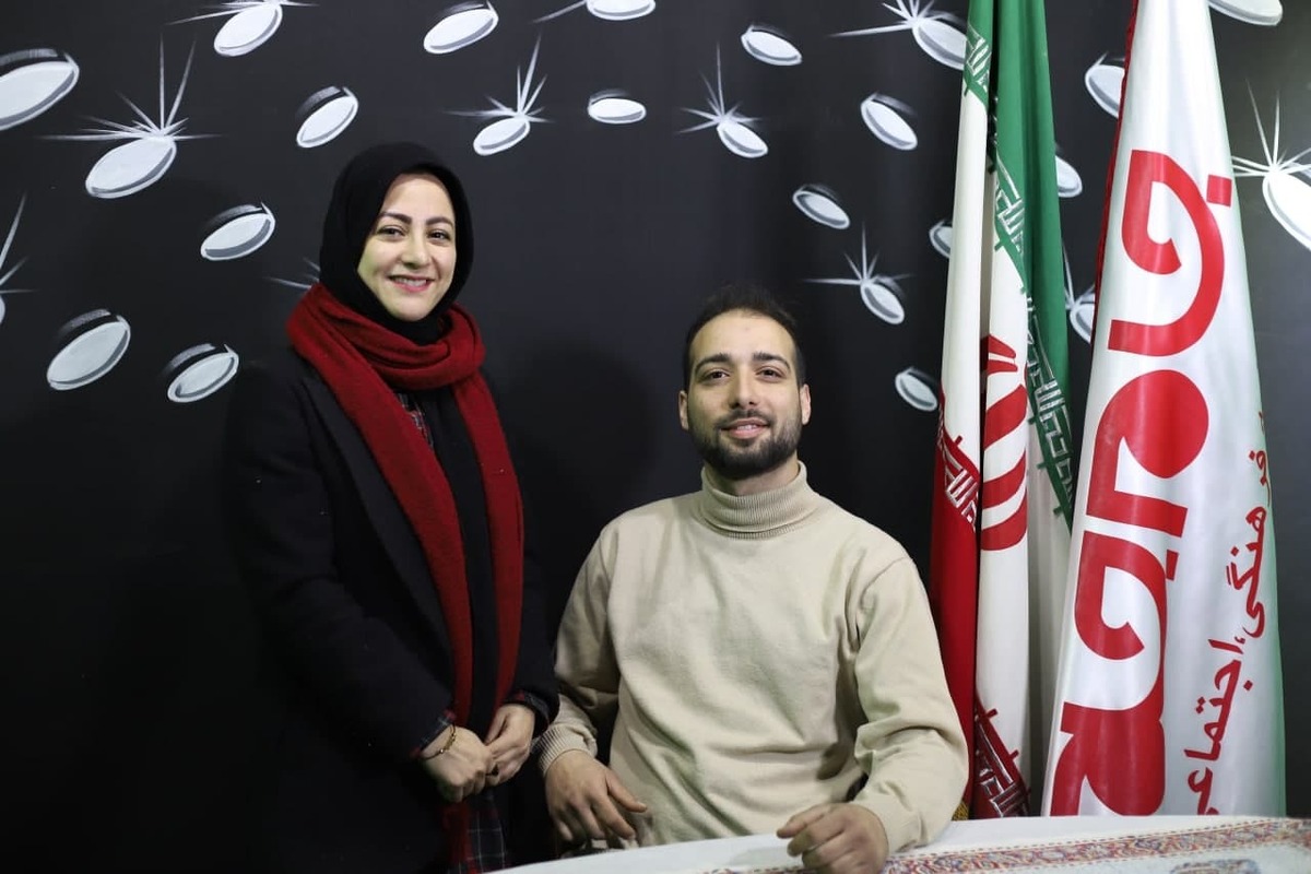 احیای صنعت فایبرگلاس در ایران: 
از تولید گلدان تا توربین‌های بادی، پهپاد‌های غیرنظامی و توسعه کسب‌وکار‌های خانگی
صنعت فایبرگلاس در ایران با وجود ظرفیت‌های بالای خود، در سال‌های اخیر با چالش‌های متعددی مواجه شده است. 
کارگاه‌های تولیدی بسیاری به دلیل مشکلات اقتصادی، نبود بازار فروش و رقابت با محصولات خارجی، به حالت نیمه‌ورشکسته درآمده بودند. اما با تلاش‌های صورت گرفته، امروز شاهد احیای این صنعت و استفاده بهینه از ظرفیت‌های موجود هستیم. 
یکی از این نمونه‌های موفق، کارگاه‌های تولید گلدان و محصولات فایبرگلاس است که تحت مدیریت آقای ابوالفضل کربلایی، توانسته‌اند نه تنها این کارگاه‌ها را از ورشکستگی نجات دهند، بلکه با تولیدات جدید، بازار‌های داخلی را تحت تأثیر قرار دهند.