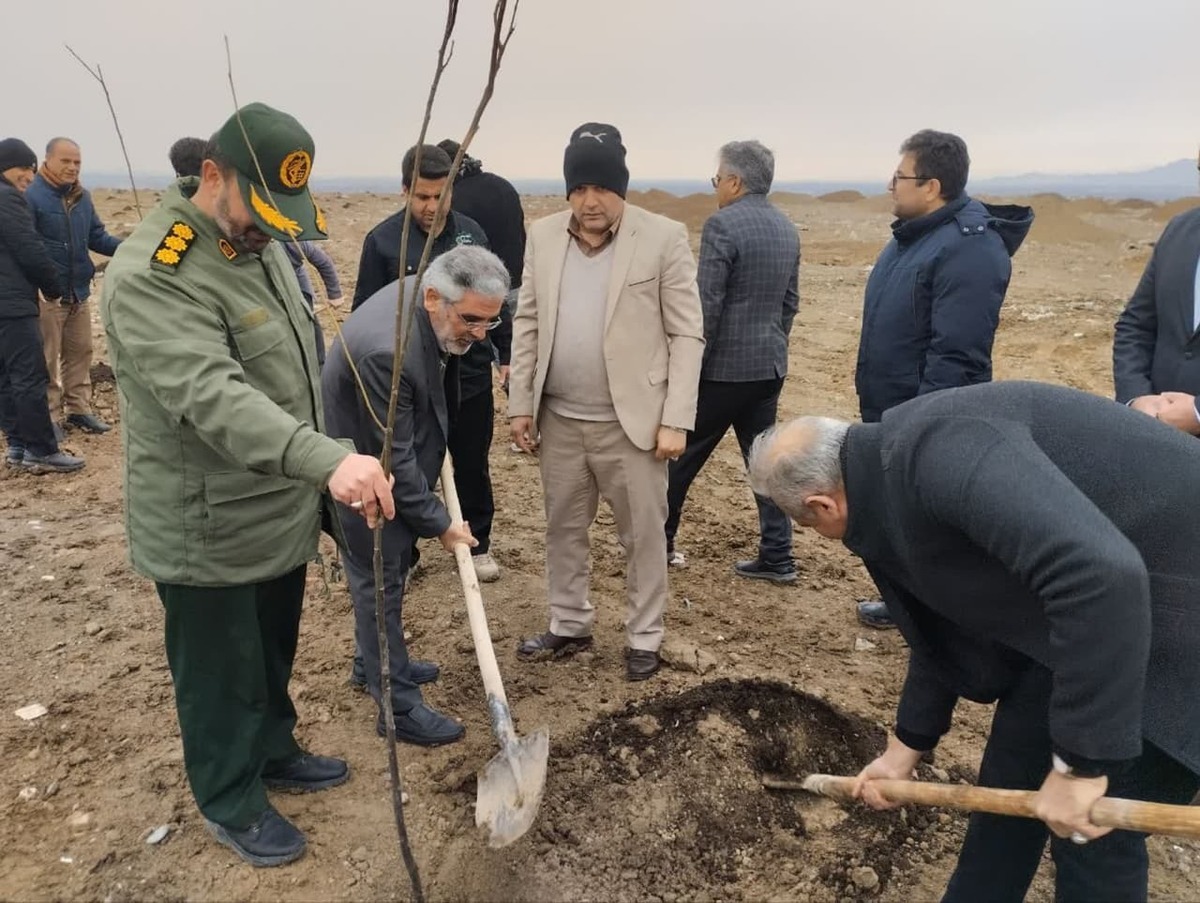 با همت جهادگران بسیجی ناحیه جوادالائمه (ع)و شهرداری محمدشهر همزمان با  آیین هم عهدی سبز با حاج قاسم اراضی تجمیع  نخاله در محمدشهر کرج  به بوستان جنگلی تبدیل شد .