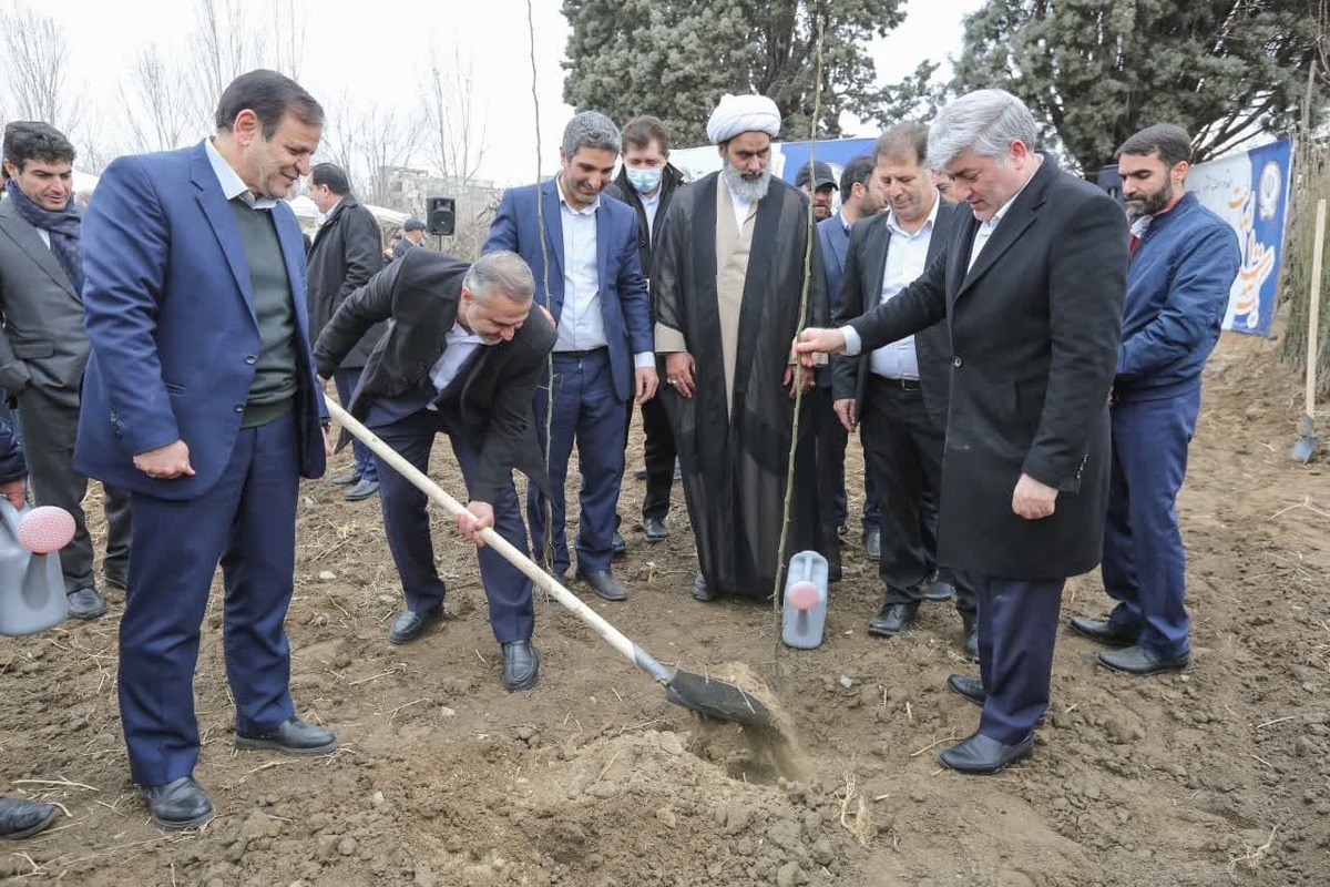 مراسم کاشت ۳۲۰۰ اصله نهال با حضور مدیران ارشد بانک سپه و مسئولان شهر ملارد به مناسبت هفته درختکاری و همزمان با پویش یکصدسالگی بانک سپه در شهرستان ملارد برگزار شد.