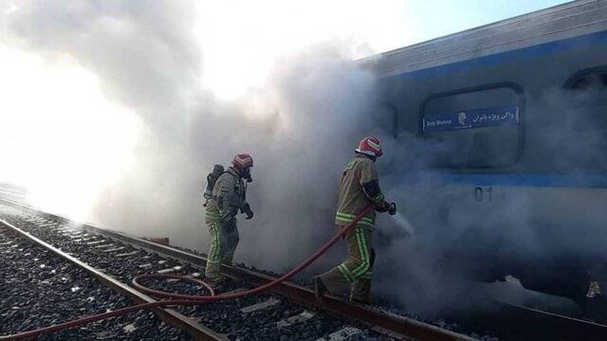 قطار حومه‌ای هشتگرد - تهران، صبح امروز دچار آتش سوزی شده است.