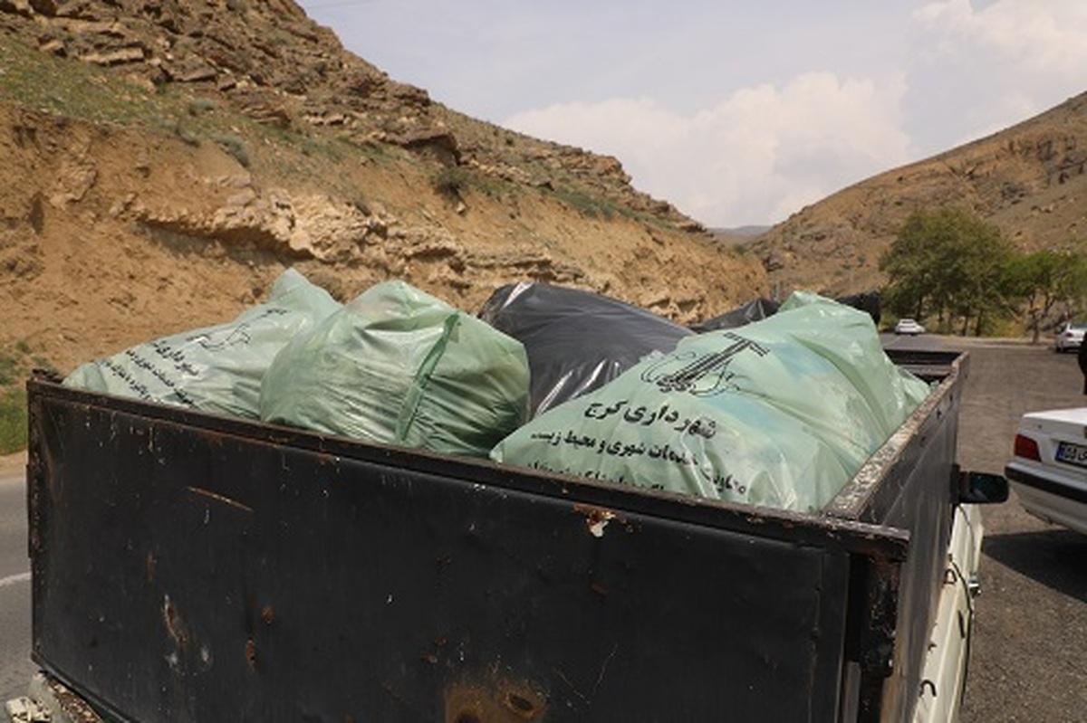 رییس سازمان مدیریت پسماند شهرداری کرج اعلام کرد: طرح پاکسازی مناطق شمالی این کلانشهر از جمله حاشیه جاده کرج - آتشگاه از زباله ها اجرا شد.