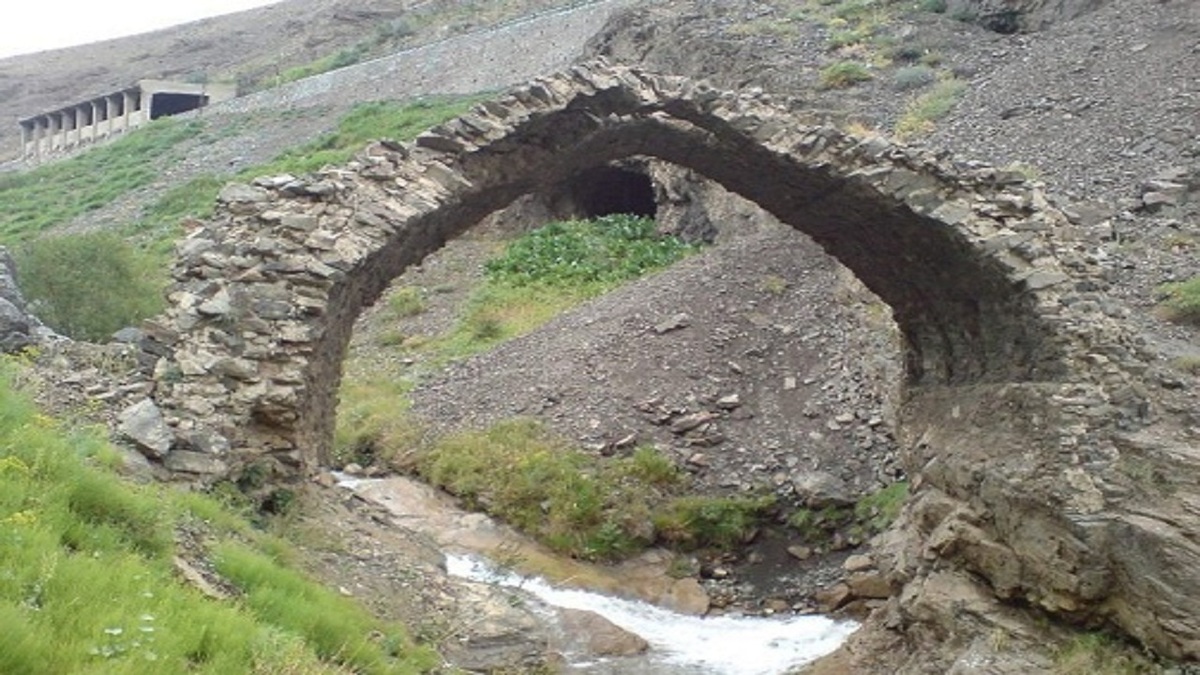 آهنین راه و پل سنگی گچسر مربوط به دوره ایلخانی است و در شهرستان کرج، ۲ کیلومتری جاده گچسر به طرف تونل کندوان واقع شده است.