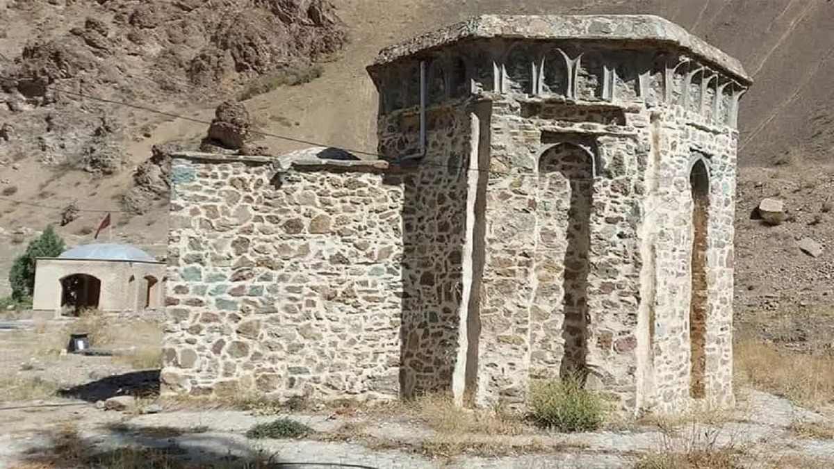 یکی از بنا‌های تاریخی جاده چالوس، برج آرامگاهی میدانک است که از مهم‌ترین آثار تاریخی بخش آسارای شهرستان کرج در استان البرز به حساب می ¬آید.