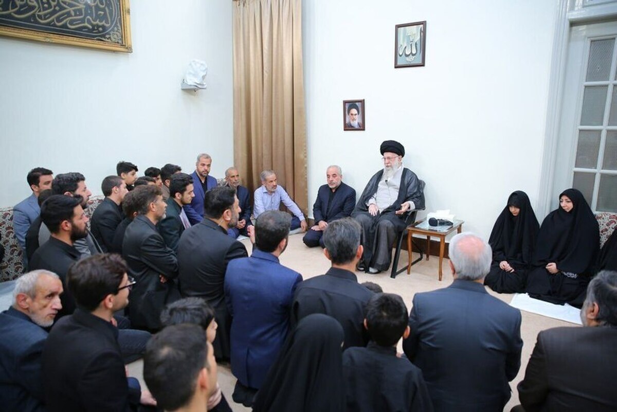 جام جم البرز/ خانواده‌های شهدای خدمت  با آیت‌الله خامنه‌ای رهبر انقلاب اسلامی دیدار و گفتگو کردند.