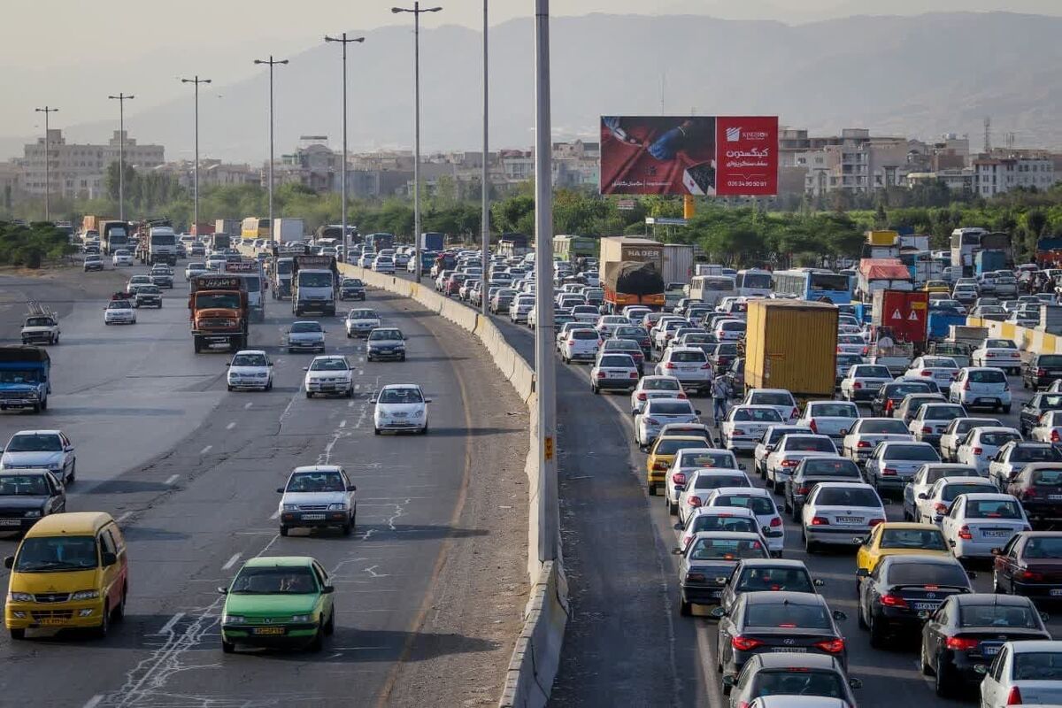 مدیرکل راهداری و حمل و نقل جاده ای البرز گفت: اکنون ترافیک در آزادراه تهران - کرج - قزوین در محدوده این استان سنگین است و رانندگان از هرگونه عجله و شتاب پرهیز کنند.