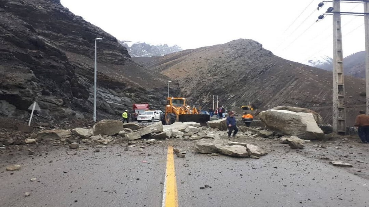 رئیس پلیس راه استان البرز از انسداد جاده کرج چالوس در محدوده این استان به علت ناایمن بودن جاده، ریزش کوه و وقوع سیلاب خبر داد.