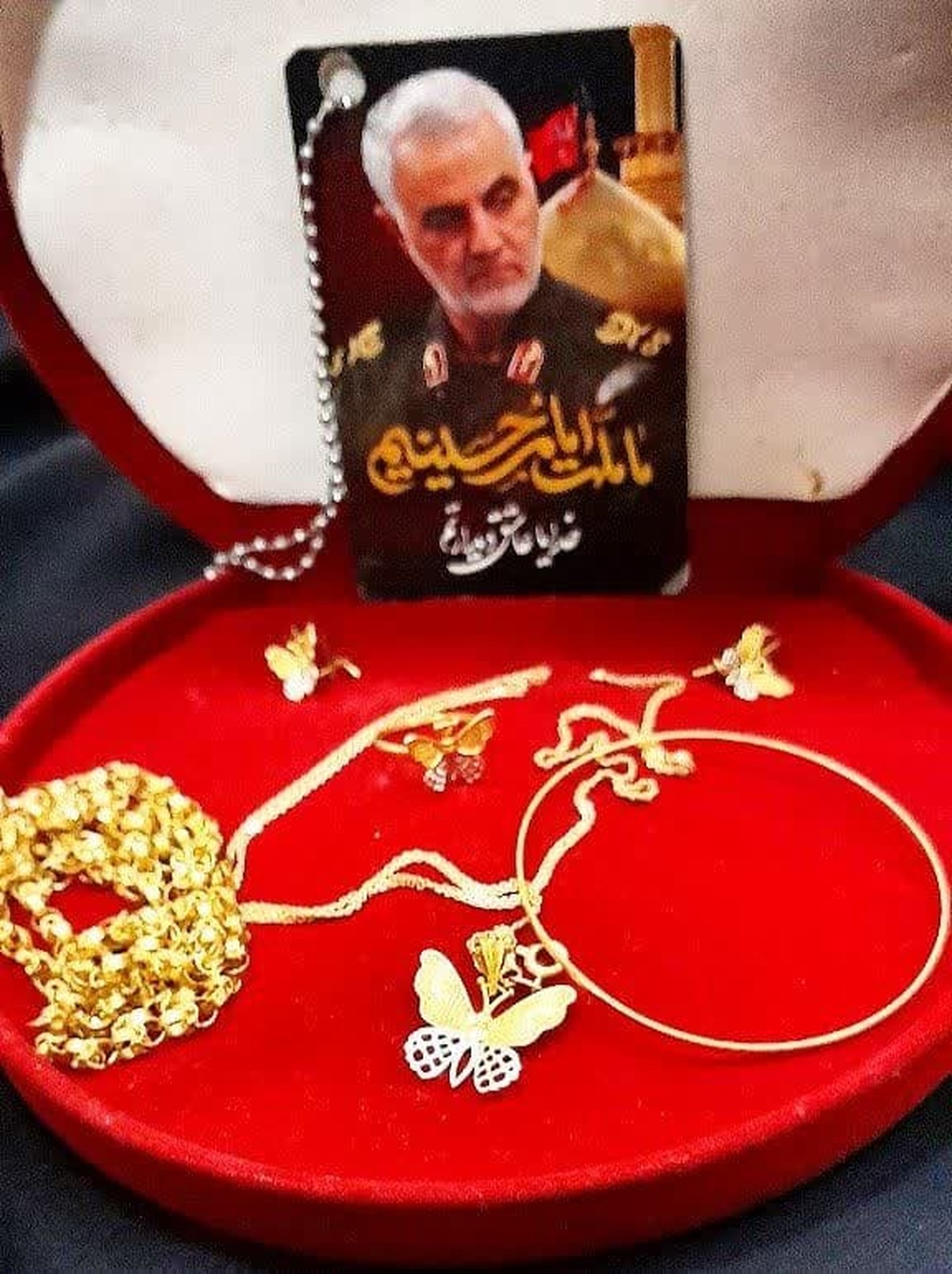 دختر یازده ساله اشتهاردی در همدردی با کودکان مظلوم لبنانی و فلسطینی با مشارکت در طرح لبیک بسیج سازندگی استان البرز سرویس طلای خود را در اختیار جهادگران اشتهاردی جهت اهدا به جبهه مقاومت قرار داد.