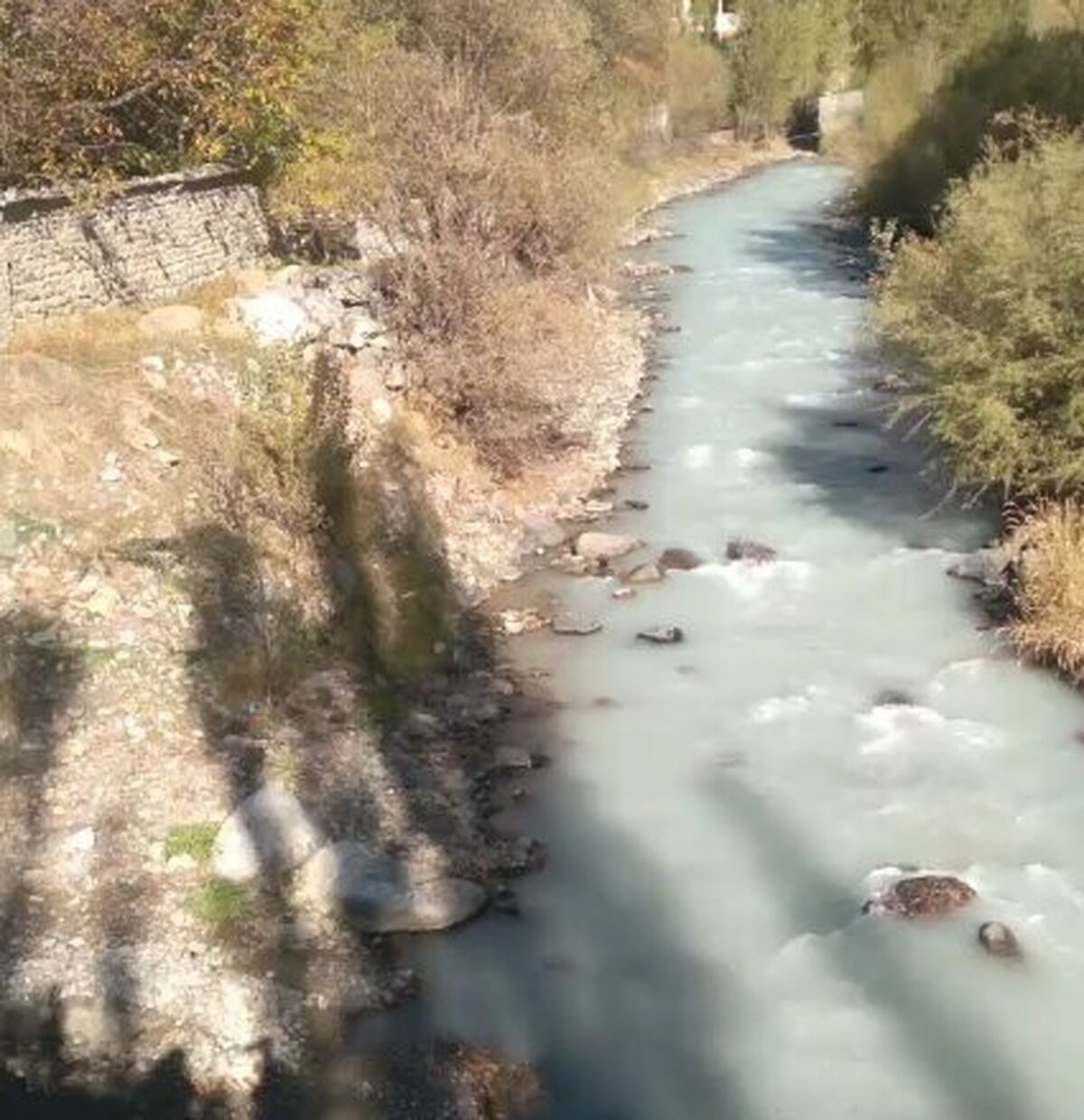 رئیس اداره محیط زیست کرج درباره آلودگی روز گذشته رودخانه کرج، گفت: عامل این آلودگی احتمالاً یکی از پیمانکاران پروژه آزادراه تهران-شمال بوده است.