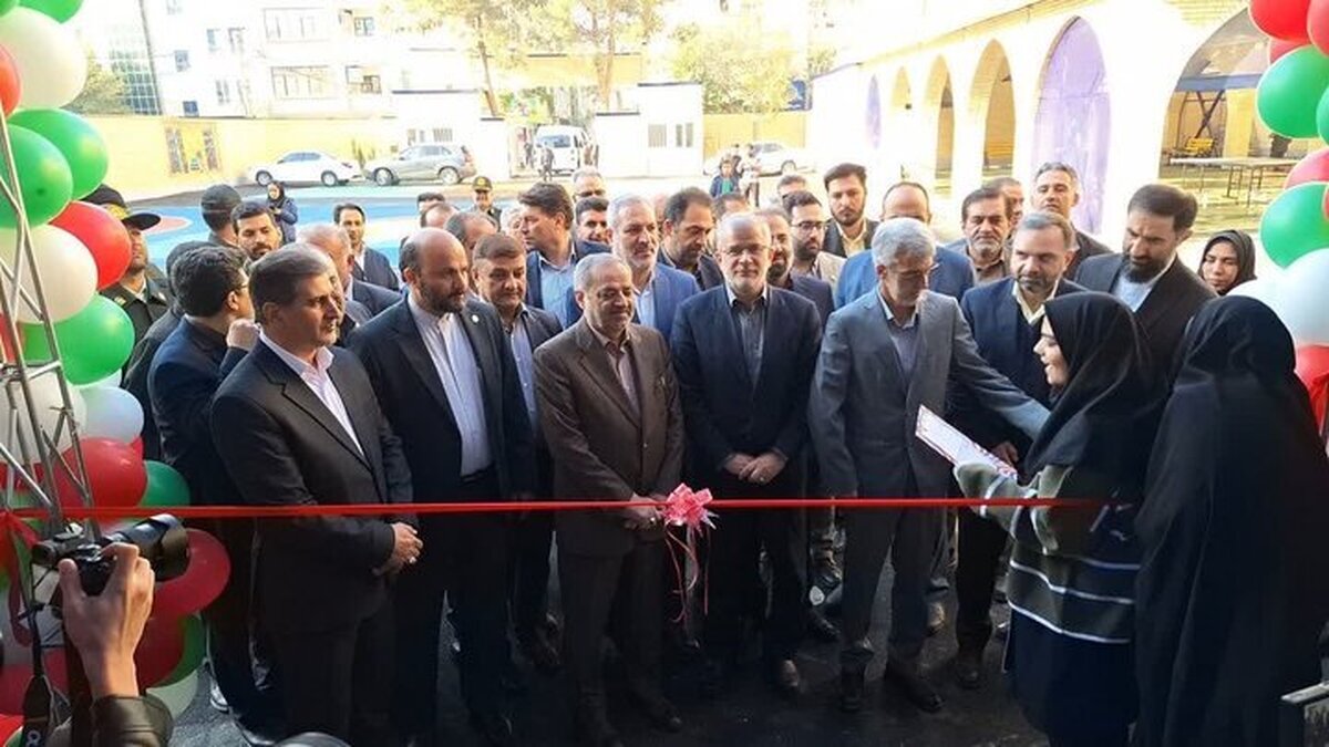 وزیر آموزش و پرورش در ادامه سفر خود به استان البرز مدرسه ۲۴ کلاسه حضرت خدیجه(س) در منطقه خرمدشت کرج را افتتاح کرد.