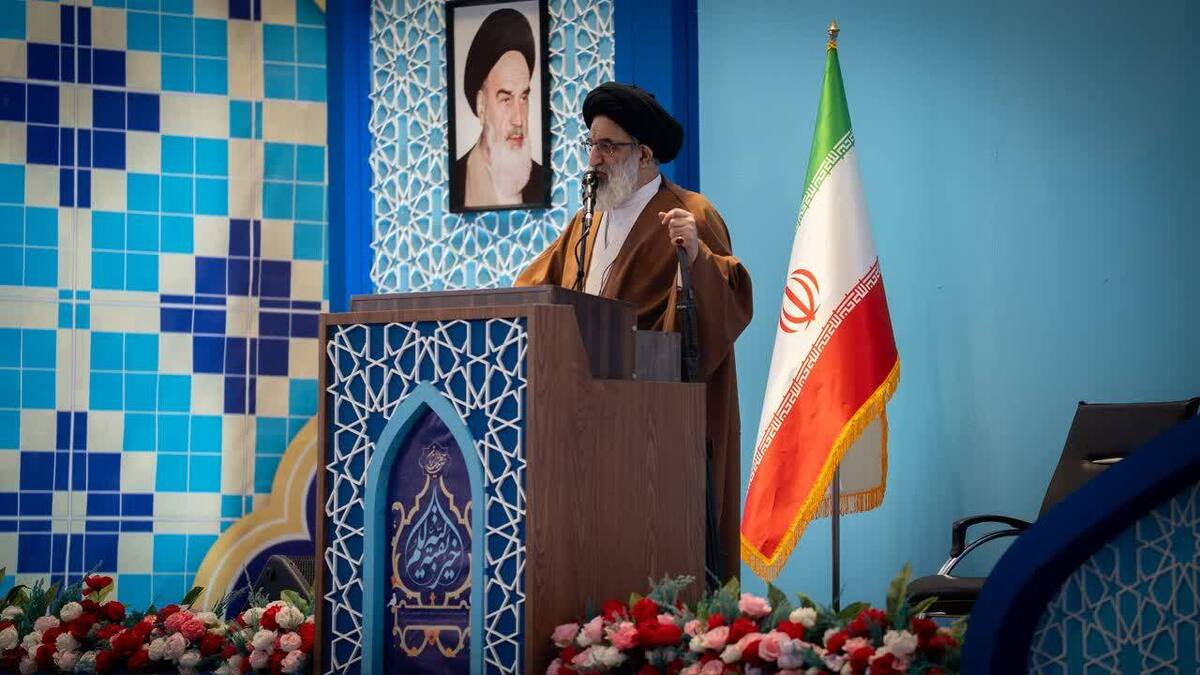 آیت‌الله حسینی همدانی، نماینده ولی‌فقیه در استان البرز و امام جمعه کرج، در خطبه‌های نماز جمعه با اشاره به تجربه تاریخی ملت ایران در مواجهه با آمریکا تأکید کرد: مذاکره‌ای که همراه با تهدید، تحریم و فشار حداکثری باشد، راه‌حل مشکلات کشور نیست بلکه تله‌ای برای تضعیف استقلال و شرطی‌سازی اقتصاد ایران است. وی با بیان اینکه انقلاب اسلامی به دو قرن وابستگی پایان داده، تصریح کرد جمهوری اسلامی تنها در چارچوب عزت، حکمت و مصلحت با جهان تعامل می‌کند و آمریکا در این مسیر استثناست.