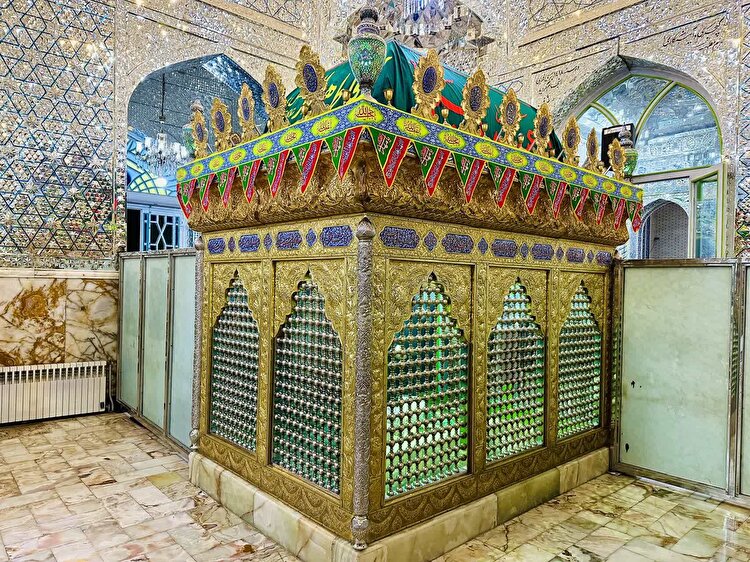 آیین غبارروبی ضریح امامزاده حسن (ع) کرج در آستانه میلاد امام زمان (عج)