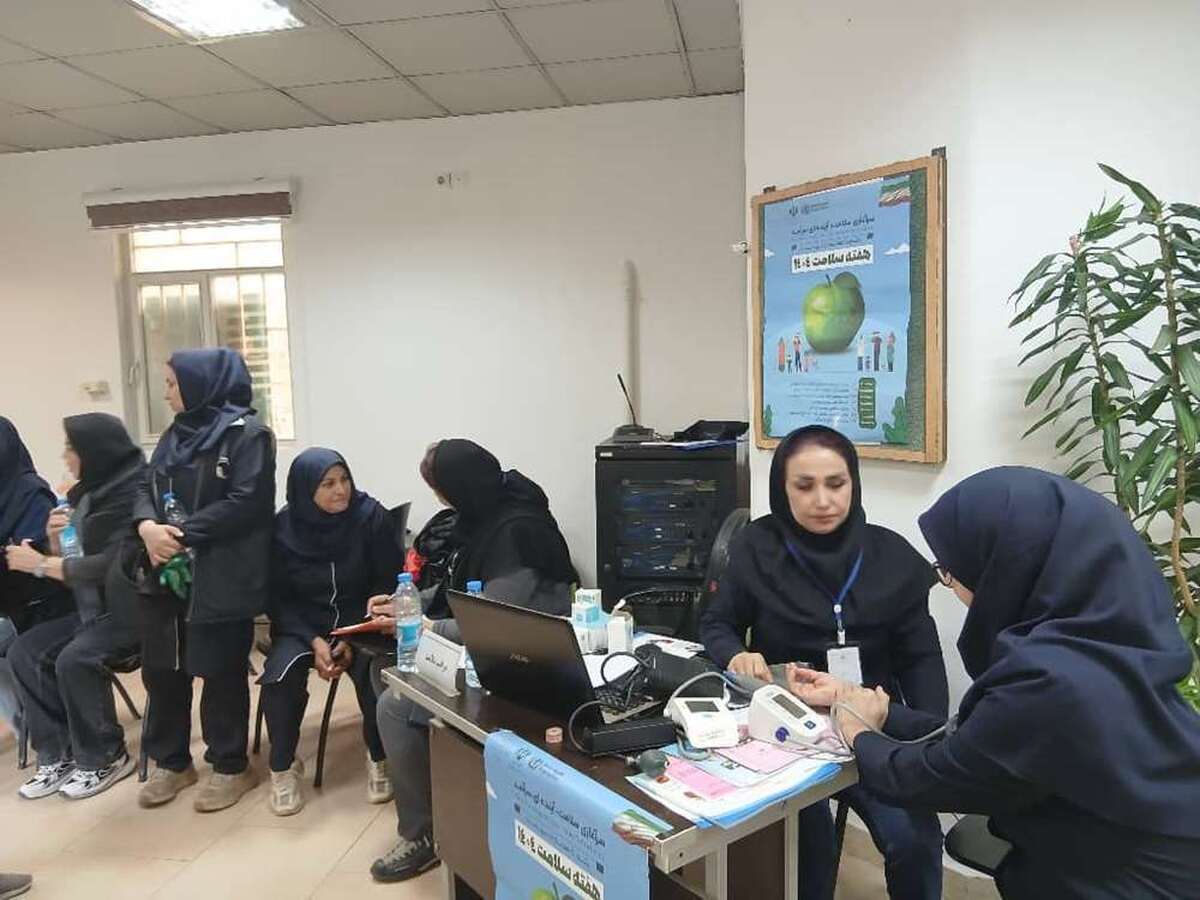 همزمان با دهه کرامت و هفته سلامت ، معاونت بهداشت دانشگاه با همکاری امور بانوان استانداری البرز ، طرح سلامت و ورزش ویژه بانوان را با حضور کارکنان خانم دستگاه های اجرایی استان  در پارک بانوان کرج اجرا کرد.