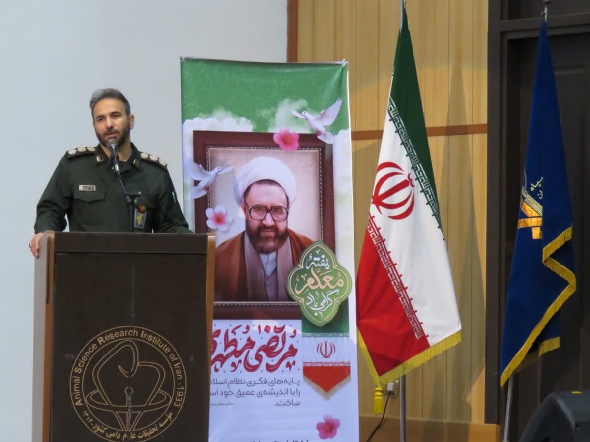 همایش بزرگداشت هفته عقیدتی سیاسی و روز معلم در ناحیه امام حسین (ع) برگزار شد.