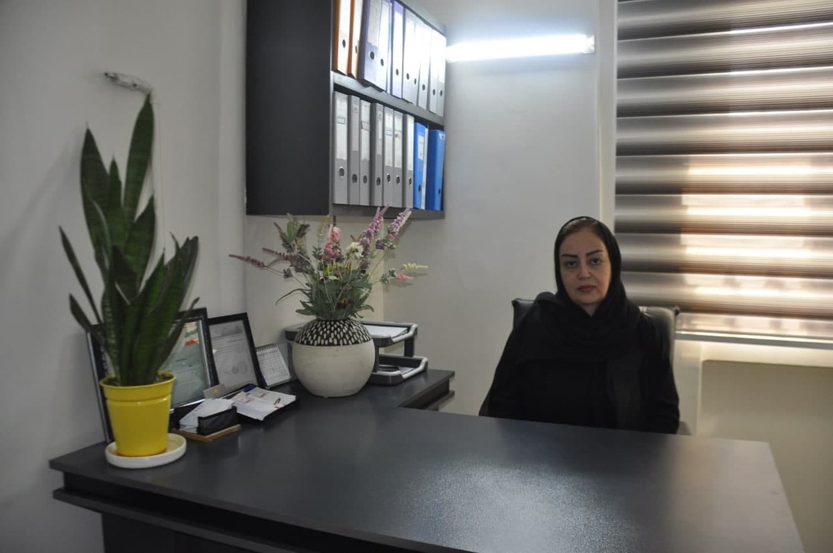 حتما این جمله را زیاد شنیده‌اید دنیا امروز دهکده جهانی است 
این جمله می‌خواهد به ما این منظور را برساند که ممکن است برای ارتباط و گرفتن خدمات نیاز باشد به دور‌ترین نقطه دنیا وصل شویم که امروز با امکانات موجود این راه‌های خیلی دور را نزدیک کرده است.
اگر خوب بتوانیم ارتباط خود را با دنیا وصل کنیم می‌توانیم از تمام خدمات بهره‌مند شویم.
به همین جهت سعی کرده‌ایم مجموعه‌های پویا و فعالی را به شما معرفی کنیم که این راه را برای شما آسانتر کند.
افتخار هم صحبتی با یکی از بهترین مدیران آموزشگاه زبان را داشتیم که توجه شما را به بخشی از این مصاحبه جلب می‌نمایم