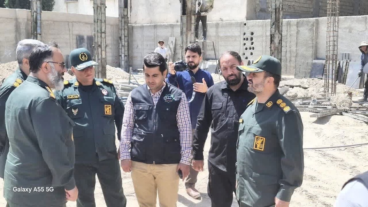 همزمان با هفته بسیج سازندگی جهادگران بسیجی در راستای توسعه زیر ساخت های ورزشی در ناحیه جواد الائمه علیه السلام عملیات اجرایی احداث ورزشگاه ۲۰۰۰ نفری محمد شهر را آغاز کردند .