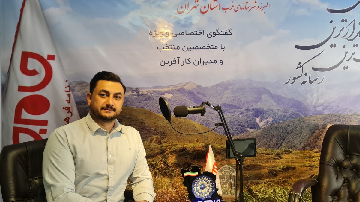 حسین مومنی، مدیر خلاق و متبحر شرکت «آمود ایده آریا»، با ۱۸ سال تجربه در حوزه معماری داخلی، حدود پنج سال است که به طور رسمی، فعالیت می کند. این مجموعه با رویکردی نوآورانه، علاوه بر طراحی و اجرای پروژه‌های معماری داخلی، سابقه‌ای ارزشمند در مرمت آثار تاریخی نیز دارد. آنچه این شرکت را متمایز می‌سازد، بهره‌گیری از فناوری واقعیت مجازی (VR) در ارائه طرح‌هاست؛ رویکردی پیشرفته که امکان تجربه‌ای ملموس از فضاهای طراحی‌شده را برای کارفرمایان فراهم می‌آورد.