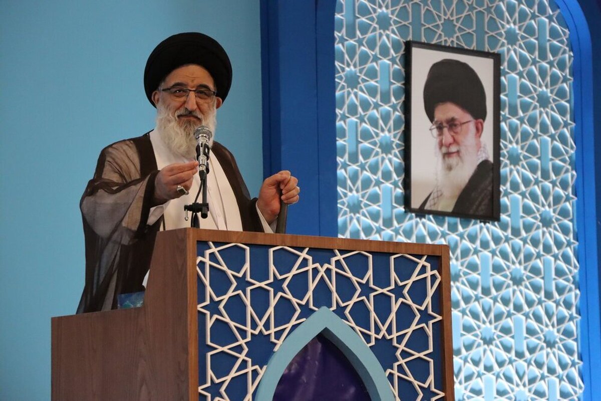 آیت الله حسینی همدانی به مشکلات کمبود آب و برق در کشور اشاره کرد و گفت: تحریم‌ها و محدودیت‌های اعمال‌شده از سوی دشمنان، از جمله در زمینه تأمین مواد اولیه و انرژی هسته‌ای، در ایجاد این بحران‌ها نقش داشته‌اند.
