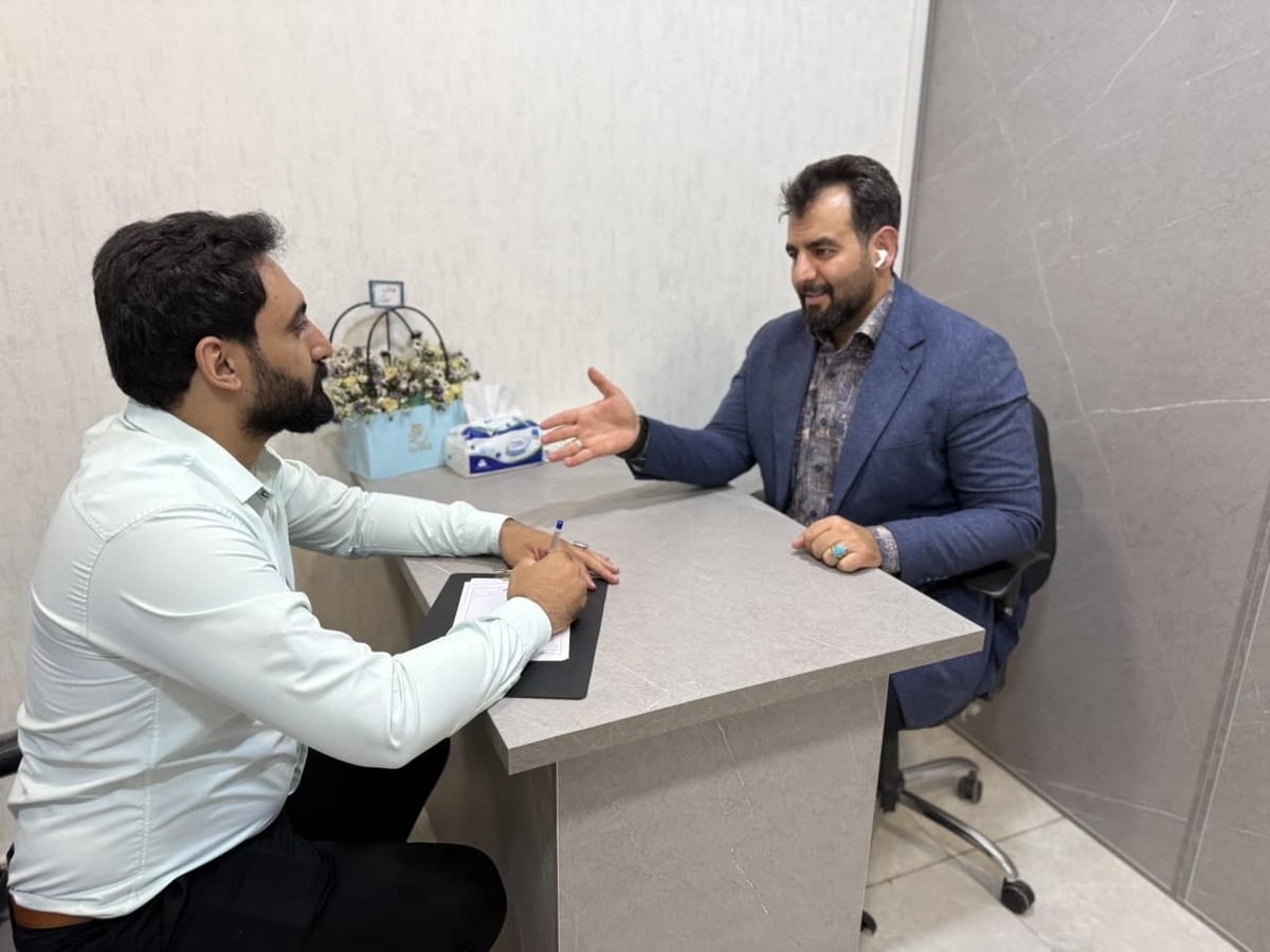 وجود چربی در کبد طبیعی است، اما اگر میزان تجمع سلول‌های چربی در کبد بیش از ۵ یا ۱۰ درصد از وزن کبد باشد، ممکن است باعث آسیب به بافت کبد و ایجاد مشکلات و عوارضی برای فرد مبتلا شود؛ بنابراین افراد مبتلا قبل از پیشرفت عارضه، باید هرچه سریع‌تر نسبت به درمان بیماری کبدچرب اقدام نمایند. با توجه به اهمیت این موضوع گفتگویی با دکتر سعید اقتصادی دکترای طب سنتی در گرجستان انجام داده‌ایم تا با مسائل این حوزه بیشتر آشنا بشویم که در ادامه میخوانیم.