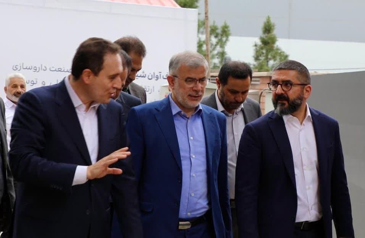 نماینده عالی دولت در استان البرز گفت: واحد تولیدی شرکت دارویی آوان شیمی با تمرکز بر تولید داروهای قلبی و فشار خون، در شهرک صنعتی بهارستان افتتاح شد؛ مجموعه‌ای دانش‌بنیان که با تکیه بر تحقیق و توسعه، توانسته در مدت کوتاهی زنجیره تأمین دارویی را تکمیل کرده و محصولات بومی‌سازی‌شده‌ای را وارد بازار کند.