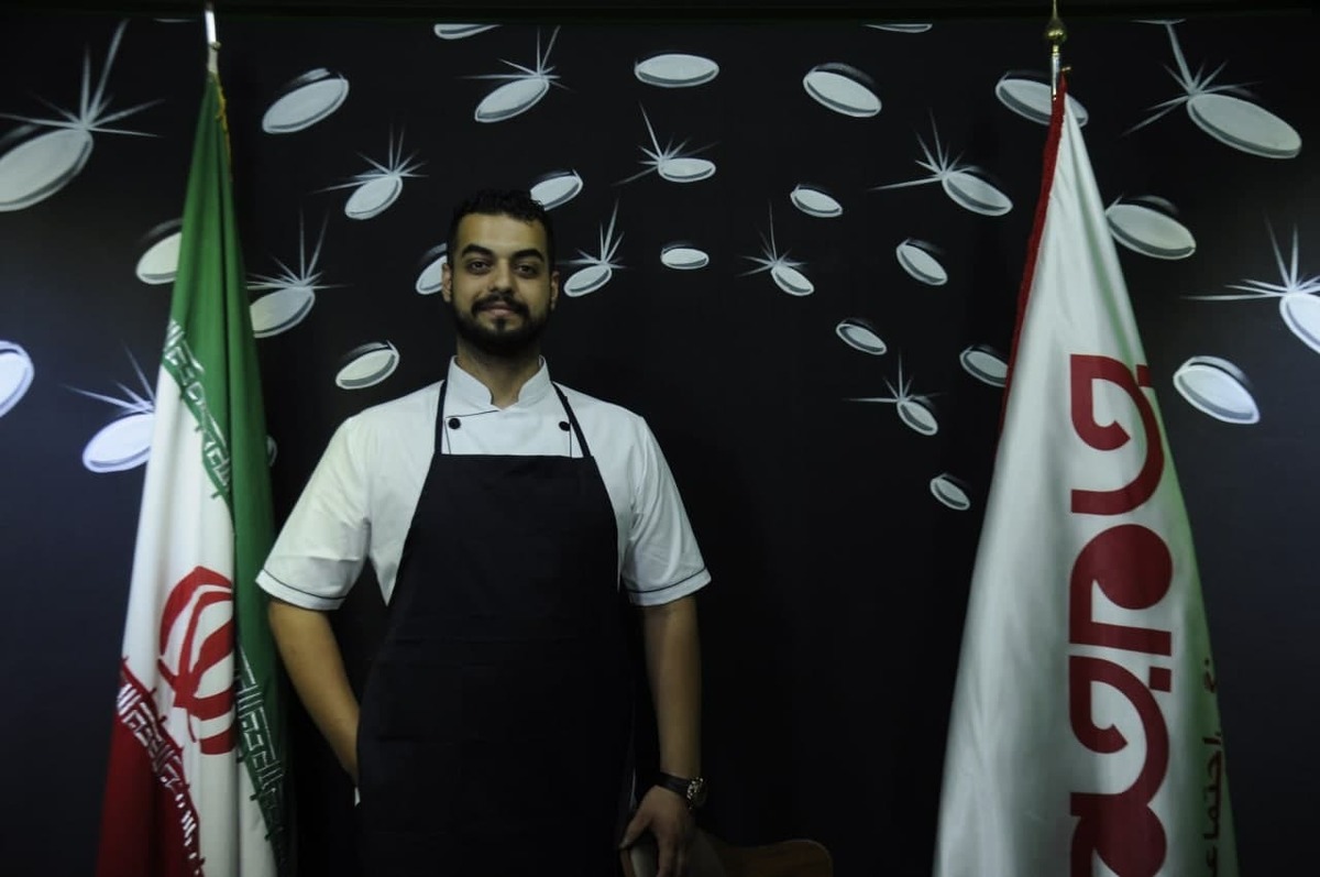 زمانی که صحبت از غذا و رستوران؛ کافه و یا طباخی می‌شود باید به یک نکته کلید توجه ویژه‌ای داشت.
سلامت غذا را می‌توان از بهداشت مجموعه به راحتی دید؛ اگر محیطی بهداشتی و کاملا تمیز را مشاهده کردید بدون شک مطمن باشید کیفیت غذا و نوع مدیریت مجموعه کاملا عالی و حرفه‌ای است.
سعی کرده‌ایم مجموعه‌های را دراین چهار چوب به شما مخاطبین محترم معرفی کنیم.
افتخار هم صحبتی با یکی از مدیران محترم جوان باتجربه فعال در حوزه طباخی را داشتیم که توجه شما را به بخشی از این مصاحبه جلب می‌نماییم.