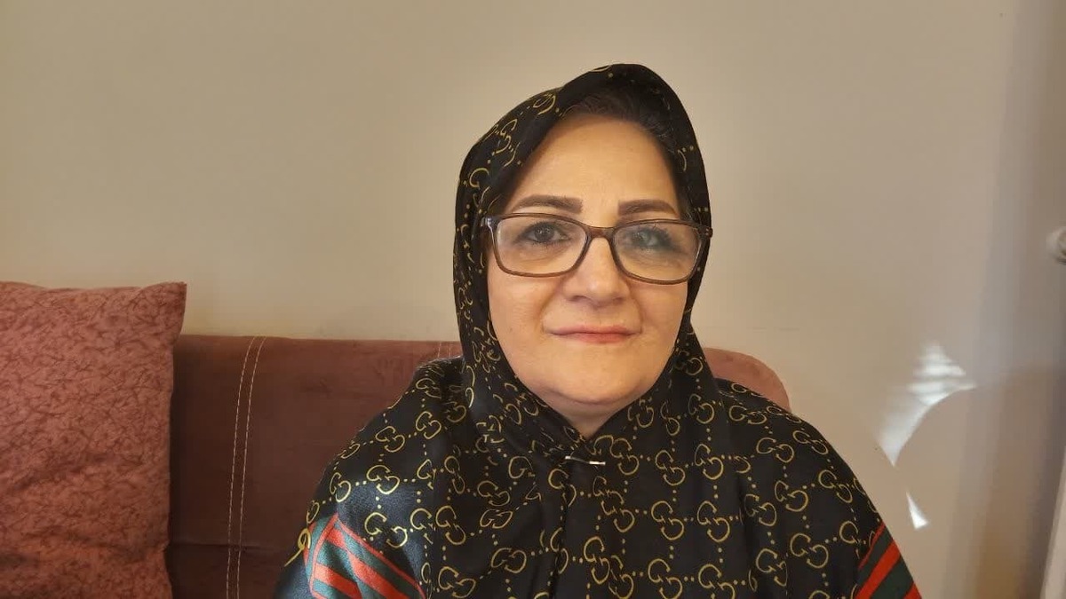مراقبت از سالمندان و بیماران نیازمند مهارت، صبوری و قلبی سرشار از محبت است. این حرفه نه صرفاً یک شغل، بلکه رسالتی انسانی است که با روح خدمت‌رسانی و حمایت از عزیزانی که دوران دشواری را سپری می‌کنند، پیوند خورده است. مراقبان سالمندان و بیماران، نه تنها در تأمین نیازهای جسمانی آنان نقش دارند، بلکه با ایجاد فضایی امن و آرام، به بهبود روحیه و کیفیت زندگی آن‌ها کمک می‌کنند.  
در این مصاحبه، افتخار داریم با لیلا فصیحی، نماینده شرکت پرستاری، گفت‌وگویی اختصاصی داشته باشیم. ایشان با سال‌ها تجربه در زمینه مراقبت از سالمندان و بیماران، دیدگاه‌های ارزشمندی درباره اصول این حرفه، اخلاق مراقبتی و نقش وجدان کاری در ایجاد ارتباط مؤثر با بیماران ارائه می‌دهند.