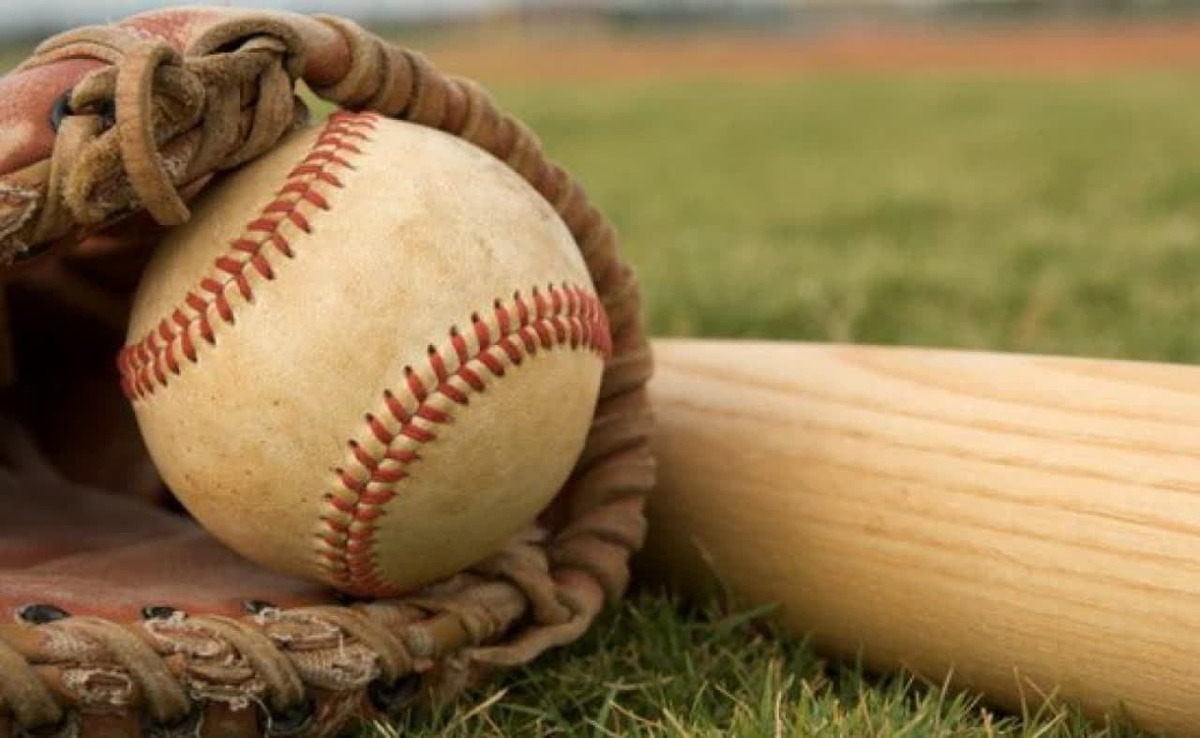رشته بیسبال (Baseball) یک ورزش تیمی است که در آن دو تیم با هم رقابت می‌کنند تا با ضربه زدن به توپ و دویدن روی پایه‌ها امتیاز کسب کنند. این ورزش در بسیاری از کشورها، به ویژه در ایالات متحده آمریکا، ژاپن و برخی کشورهای آمریکای لاتین محبوب است.