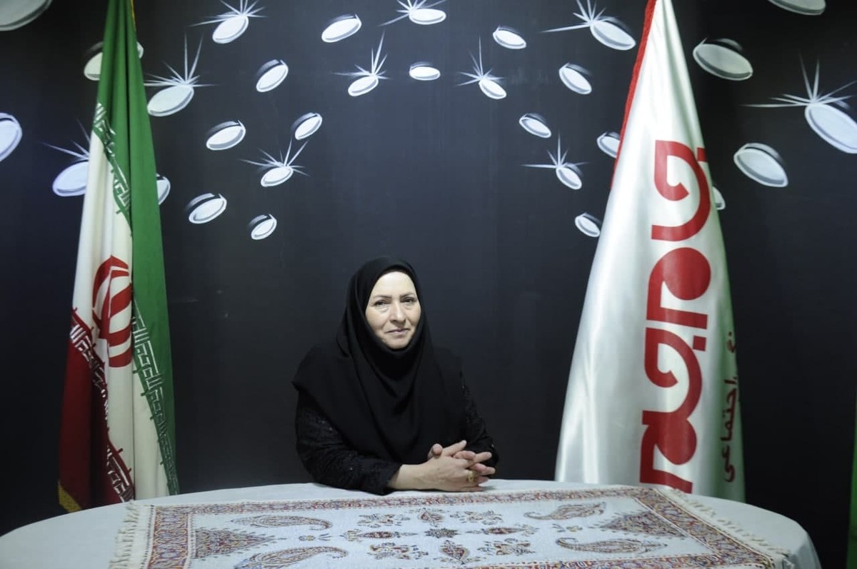خیلی از بانوان به دلایل مختلف امکان شاغل بود ن را ندارند ولی با توجه به مشکلات اقتصادی و گاهی با توجه به علاقه مندی به داشتن استقلال مالی خیلی دوست دارند صاحب در آمد شوند؛ اما مگر می‌شود در خانه نشست و کسب درآمد کرد؟
جوابی روشن دارد اگر شما صاحب یک حرفه و تخصص باشید که بشود در منزل ان خدمات را انجام داد حتما امکان در کنار خانواده بودن و کسب درآمد داشتن برای شما مهیا خواهد شد.
افتخار هم صحبتی با یکی از مدیران محترم آموزشگاه صنایع دستی را داشتیم که توجه شمارا به بخشی از این مصاحبه جلب می‌نماییم.
