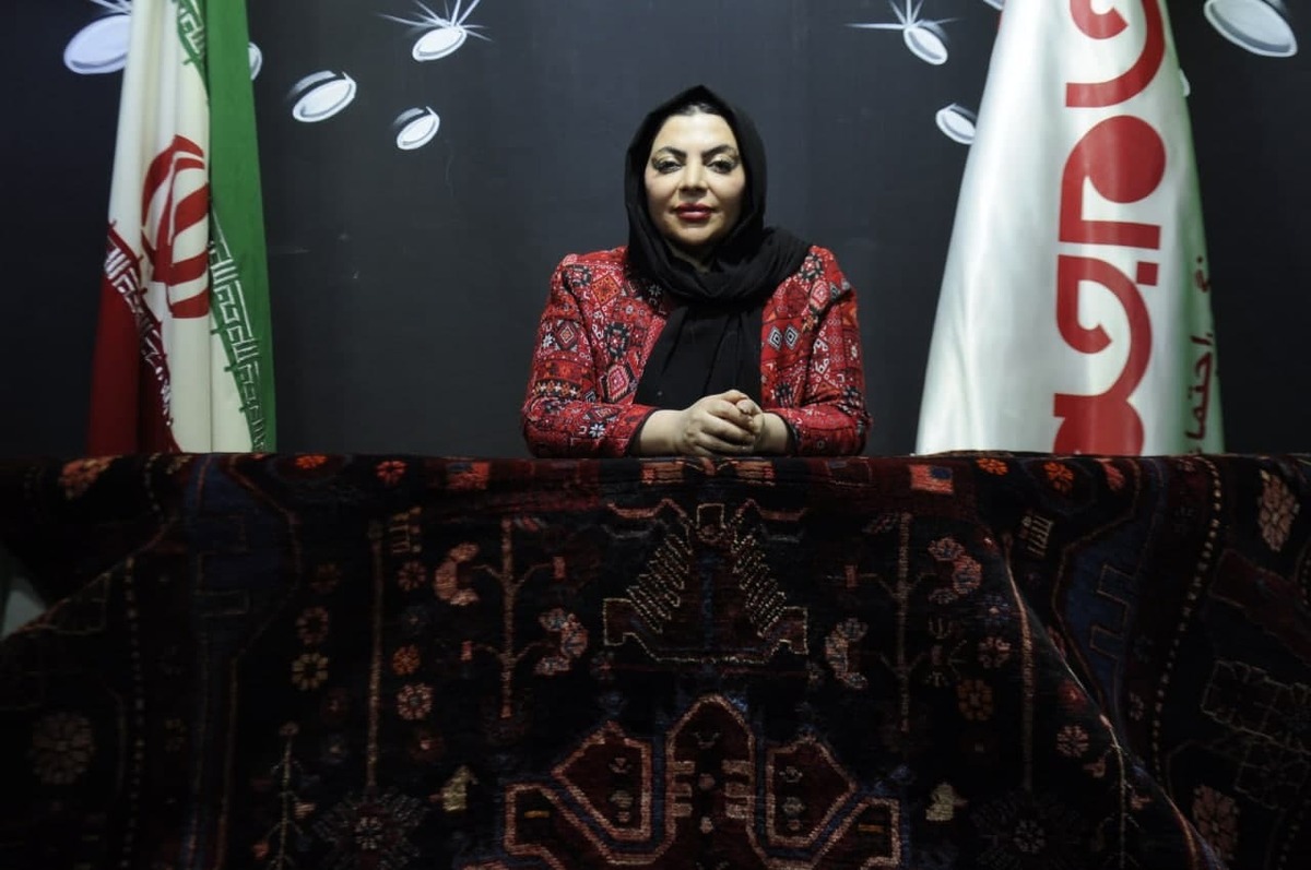 یکی از شاهکار‌های هنر فرش دست بافت است که در گوشه گوشه این کشور ایران به سبک‌های مختلف بافته می‌شود که ارزش اقتصادی و هنری بالایی دارد.
فرش عشایری یکی از برترین فرش‌های دست بافت است که به راحتی می‌توان فقط با یک تماس از مجموعه گره زرین به یادگار خریداری کرد.
افتخار هم صحبتی بایکی از مدیران فعال در تجارت فرش دست بافت عشایری را داریم که توجه شما را به بخشی از این مصاحبه جلب می‌نماییم.