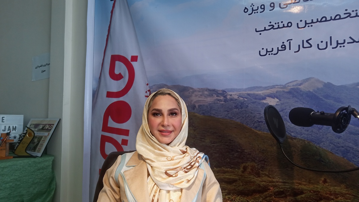 افتخار میزبانی بانوی قهرمانی را داشتیم که نامش با درخشش در میادین ملی و تعهد به سلامت جامعه عجین شده است. فرنوش فرخی‌فر، ملی‌پوش سابق هندبال و مدیر و مؤسس باشگاه «فورفیت»، تجسم اراده، پشتکار و دانش است. او که روزی با پیراهن تیم ملی، پرچم ایران را به اهتزاز درآورد، امروز با مدیریت مدبرانه خود در باشگاه «فورفیت»، سلامتی و نشاط را به جامعه هدیه می‌دهد. با این چهره ملی و مدیر اخلاق مدار  به گفت‌وگو نشسته‌ایم تا از تجربه‌های ارزشمند ایشان در عرصه ورزش قهرمانی و دغدغه‌هایش در زمینه ارتقای سطح سلامت جامعه بشنویم. در ادامه، مشروح این مصاحبه خواندنی تقدیم حضور می‌گردد.