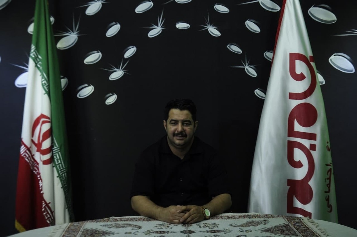 از زمانی که یک کودک به دنیا می‌آید تمام آرزوی پدر و مادر این است که بتوانند اورا به تمام آرزوهایش برسانند؛ یکی از مهترین آرزو‌های انسان برگزاری مراسم عروسی با بهترین کیفیت وبدون کمترین مشکل است.
امروزه با تمام مشکلاتی که برسرراه زوجین وجود دارد و شلوغی کار‌های مراسم عروسی شاید بتوان گفت لذت این شب برای زوج جوان کمرنگ شده است.
اما یک راه کار وجود دارد
مجموعه شهبازی در کنار شما ست تا بتوانید به تمام خواسته‌های خود برسید.
افتخار هم صحبتی با یکی از مدیران محترم صنف تشریفات را داشتیم که توجه شمارا به بخشی از این مصاحبه جلب می‌نماییم.