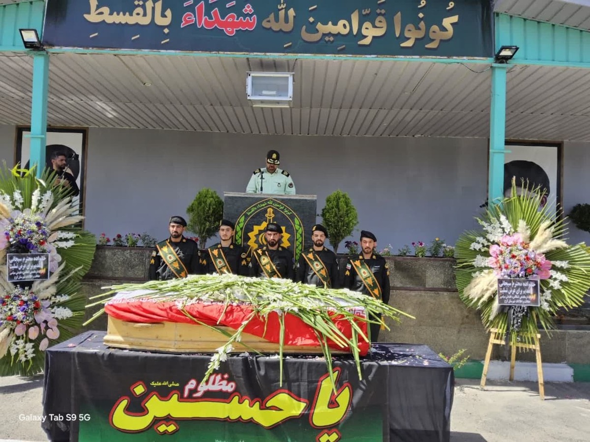 پیکر پاک حافظ امنیت استوار دوم علی اکبر سیجانی امروز در کرج بر روی دستان همرزمانش تشییع شد.