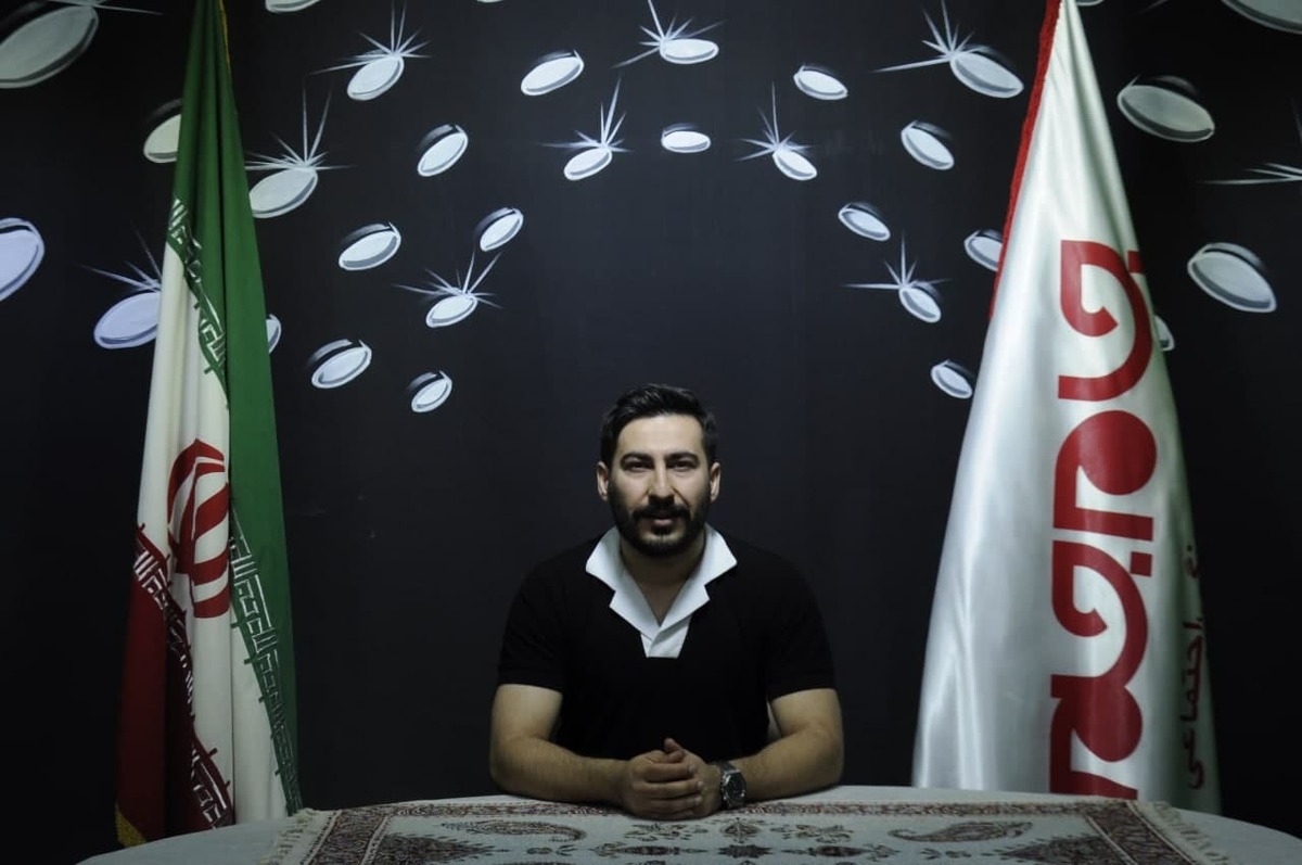سرزمین ایران، گستره‌ای است آمیخته از رنگ، نقش و نخ؛ جایی که دستان هنرمند مردمانش از دل خاموشی تار و پود، صدای فرهنگ و هویت برمی‌خیزانند. «بافت» در ایران، تنها فن یا حرفه‌ای سنتی نیست، بلکه آینه‌ای است تمام‌نما از تاریخ، تمدن و طبع لطیف ایرانیان؛ قصه‌ای است که با هر گره و تار، داستانی از دل قرون روایت می‌کند.