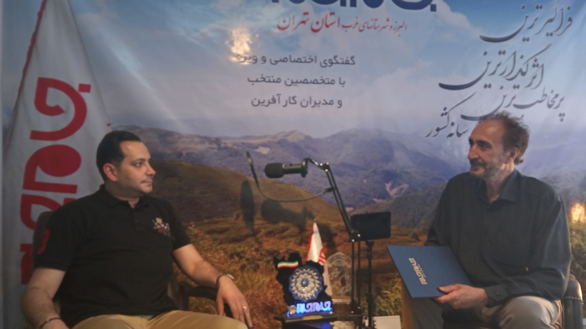 در صنعت طراحی داخلی و معماری، نورپردازی نقش کلیدی در خلق فضایی دلنشین و کاربردی ایفا می‌کند. «دپارتمان نور تابان ناظمی»، با نیم قرن تجربه درخشان در تولید و عرضه لوستر و چراغ‌های روشنایی، به عنوان یکی از پیشگامان این صنعت در ایران شناخته می‌شود. در این مصاحبه، به گفتگو با هوتن ناظمی، مدیرعامل با تجربه و توانمند این مجموعه، می‌پردازیم تا از نزدیک با رویکردهای نوآورانه، مزیت‌های رقابتی و چشم‌انداز آینده این برند موفق آشنا شویم.