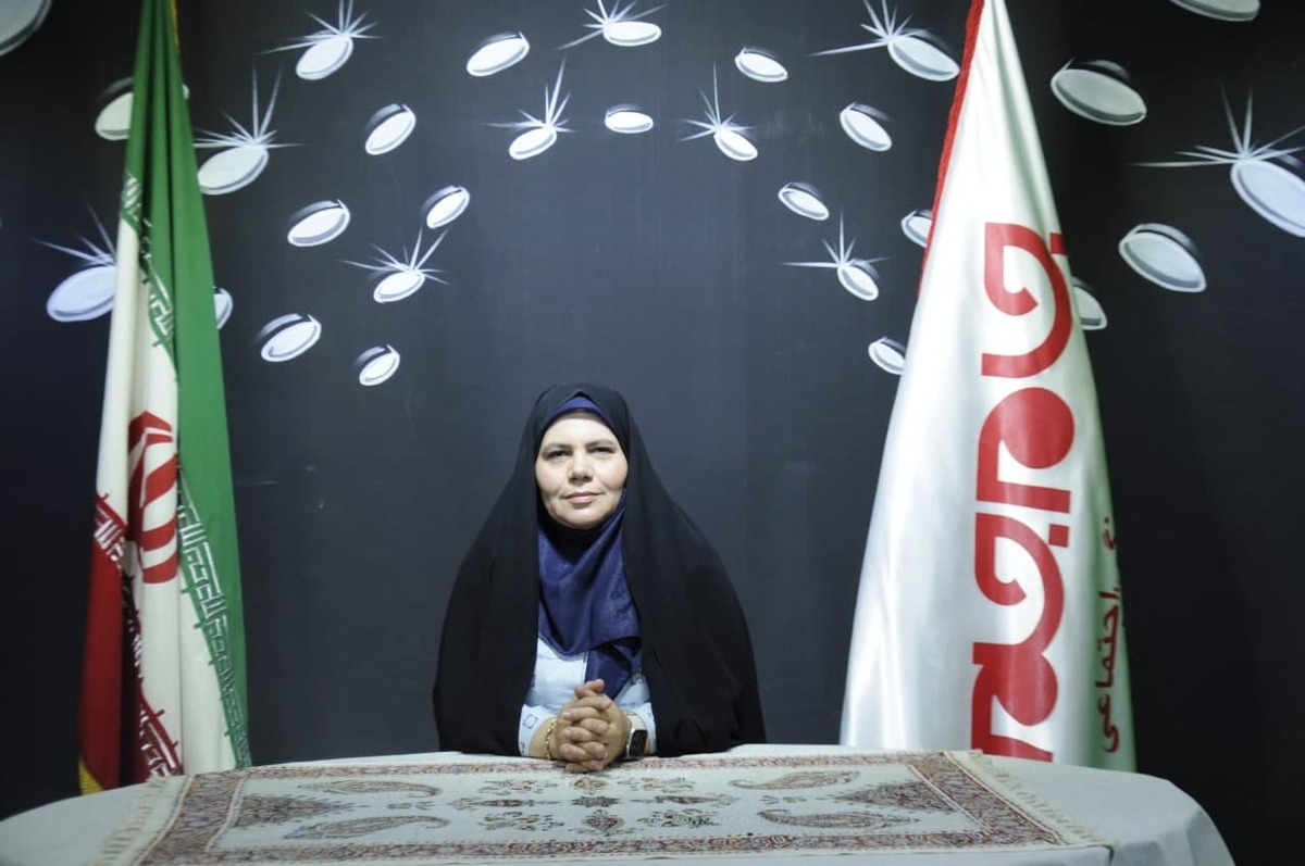 باور داریم که «ما آنقدر ثروتمند نیستیم که اجناس ارزان بخریم»
خرید پوشاک خصوصا زنانه و نیز مانتو تقریبا ظرافت خاص خود را می‌طلبد و بایستی دقت کرد که هم پارچه و هم دوخت آن از کیفیت لازم برخوردار باشد.
برخی از مشاغل پرسنل آنان یونیفرم پوش هستند که رنگ یونیفرم انتخابی هم بسیار مهم است.
افتخار هم صحبت شدن با یکی از مدیران فروشگاه پوشاک زنانه را داشتیم که توجه شما گرامیان را به بخشی از این مصاحبه جلب مینمایئم.