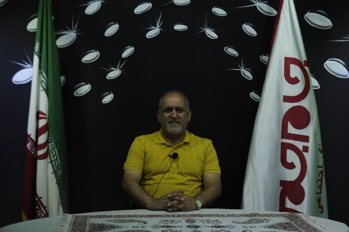انسان‌ها و همه موجودات نیاز به هوای تمیز و پاکیزه دارند وبرای رسیدن به این هوای پاک راه کار‌های مختلفی را اجرا می‌کنند مانند ایجاد فضای سبز و استفاده از گل وگیاه و دور کردن شرکت‌ها و کارخانجاتی که دود زا هستند یکی از این راه کار‌ها می‌باشد.
در اکثر مواقع نیاز است که این سیستم تهویه هوا را از طریق دستگاه‌های صنعتی در دستور کار قرار گیرد تا نتیجه بهتری حاصل شود.
افتخار هم صحبتی با یکی از مدیران پیشکسوت فعال در حوزه تهویه مطبوع را داریم که توجه شما را به بخشی از این مصاحبه جلب می‌نماییم.