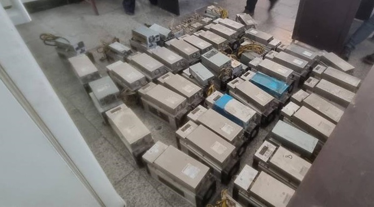 مدیریت برق شرق کرج از  كشف ۴۸ دستگاه غیرمجاز رمز‌ارز به عنوان یکی از بزرگترین مراکز غیرقانونی استخراج رمزارز در شهر كرج خبر داد.