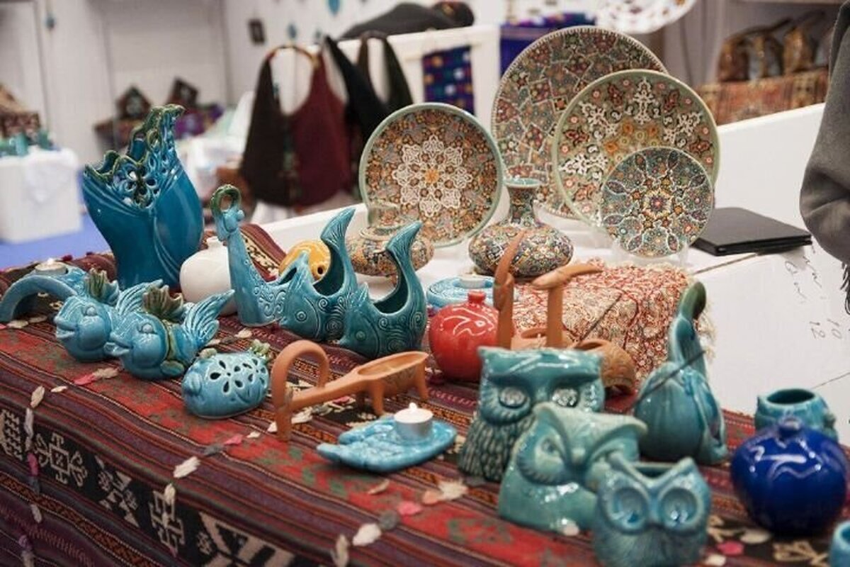 نمایشگاه دائمی صنایع‌دستی در استان البرز به مناسبت هفته صنایع دستی در مهرشهر برگزار می شود.