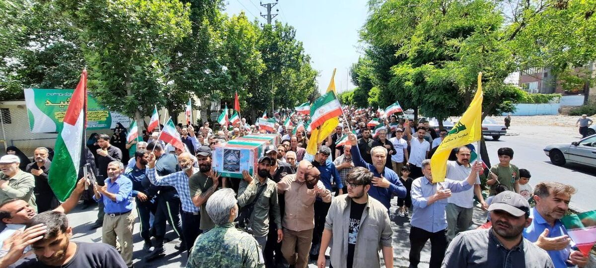 پیکر پاک پاسدار شهید روح الله نوری دیروز بعد از مراسم عبادی سیاسی نماز جمعه مهرشهر بر روی دستان مردم شهید پرور مهرشهر تشییع شد.