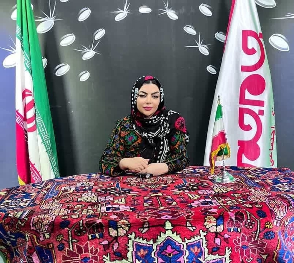 یکی از شاهکار‌های هنر فرش دست بافت است که در گوشه گوشه این کشور ایران به سبک‌های مختلف بافته می‌شود که ارزش اقتصادی و هنری بالایی دارد.
فرش عشایری یکی از برترین فرش‌های دست بافت است که به راحتی می‌توان فقط با یک تماس از مجموعه گره زرین به یادگار خریداری کرد.
از نهاوند تا البرز، با تار و پودِ عشق بافتم.
من یک زن کارآفرینم؛ هنر فرش دستبافت زادگاهم، نهاوند، را با خود به البرز آوردم تا صدای اصالت و زیبایی را از دل گره‌ها به قاب جام جم برسانم. این فقط یک فرش نیست، قصه‌ای‌ست از ریشه، تلاش و افتخار زن ایرانی
افتخار هم صحبتی بایکی از مدیران فعال در تجارت فرش دست بافت عشایری را داریم که توجه شما را به بخشی از این مصاحبه جلب می‌نماییم.