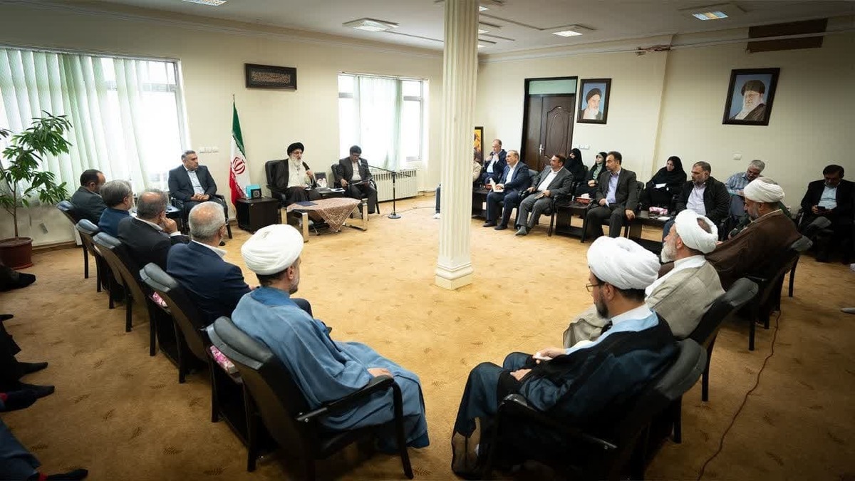اولین جلسه شورای فرهنگ عمومی البرز در سال ۱۴۰۴ با حضور مسئولان استانی برگزار شد و در آن مسائل مهم فرهنگی از جمله حجاب و عفاف و نامگذاری خیابان‌ها مورد بررسی قرار گرفت. در این جلسه از مهران رجبی، هنرمند برجسته سینما و تئاتر، تقدیر شد.