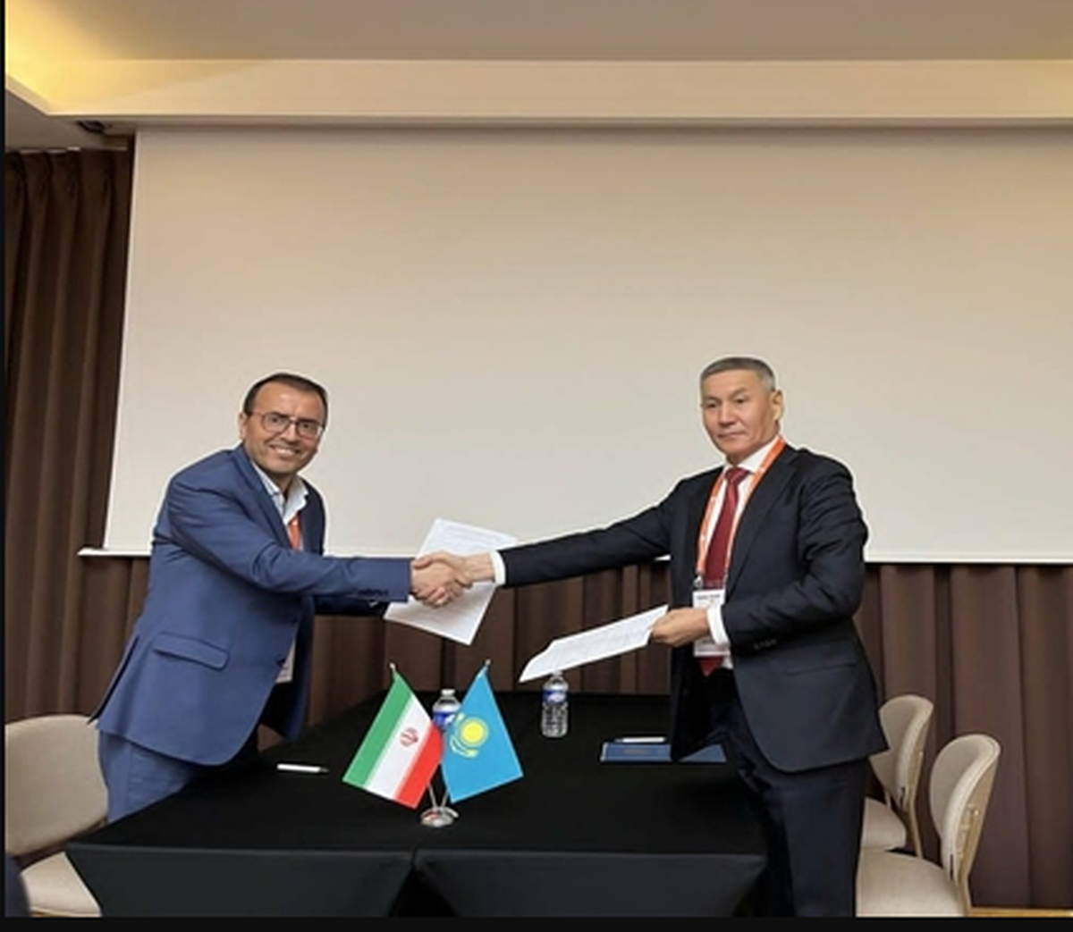 معاون وزیر جهاد کشاورزی و رئیس سازمان دامپزشکی کشور با همتایان قزاقستان و ازبکستان در حاشیه اجلاس سالیانه سازمان جهانی بهداشت حیوانات در فرانسه، گسترش همکاری و تقویت روابط دوجانبه و  را رقم زد.