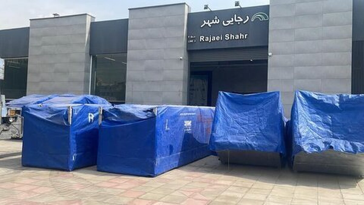 رئیس سازمان حمل و نقل ریلی شهرداری کرج گفت: تعداد هشت دستگاه پله برقی ساخت داخل کشور برای نصب و راه اندازی وارد ایستگاه رجایی‌شهر شده است.