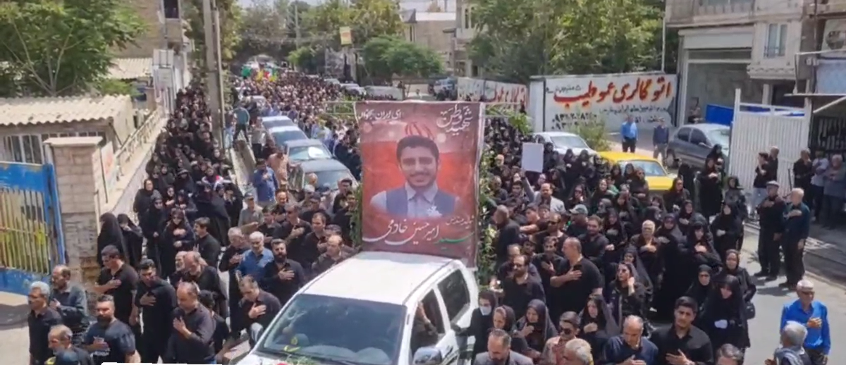 پیکر شهید سید امیر حسین خادمی بر روی دستان مردم قدرشناس نظرآباد تشییع شد.